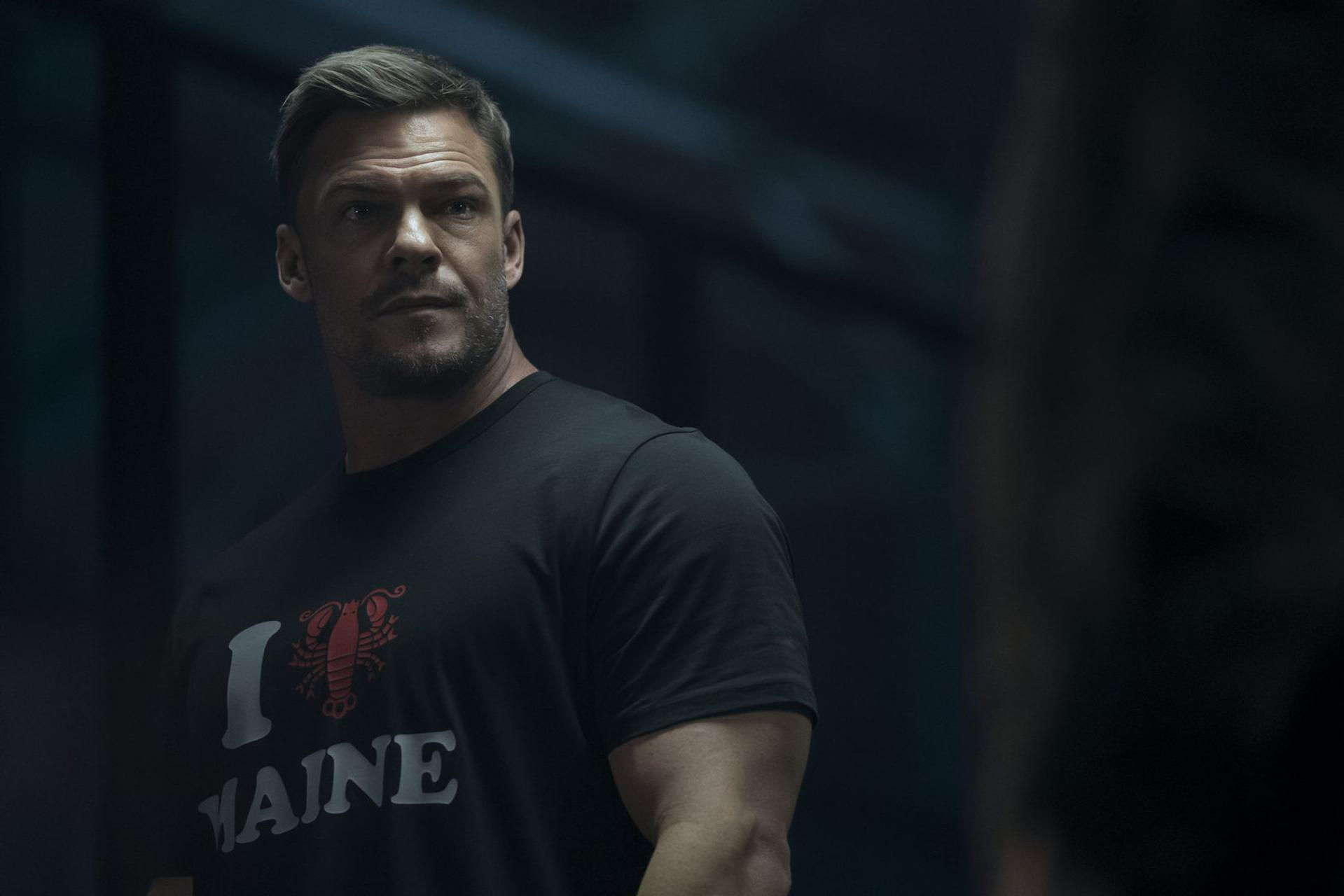 Ein Mann mit kurzem Haar trägt ein schwarzes T-Shirt mit der Aufschrift „I Love Maine“.