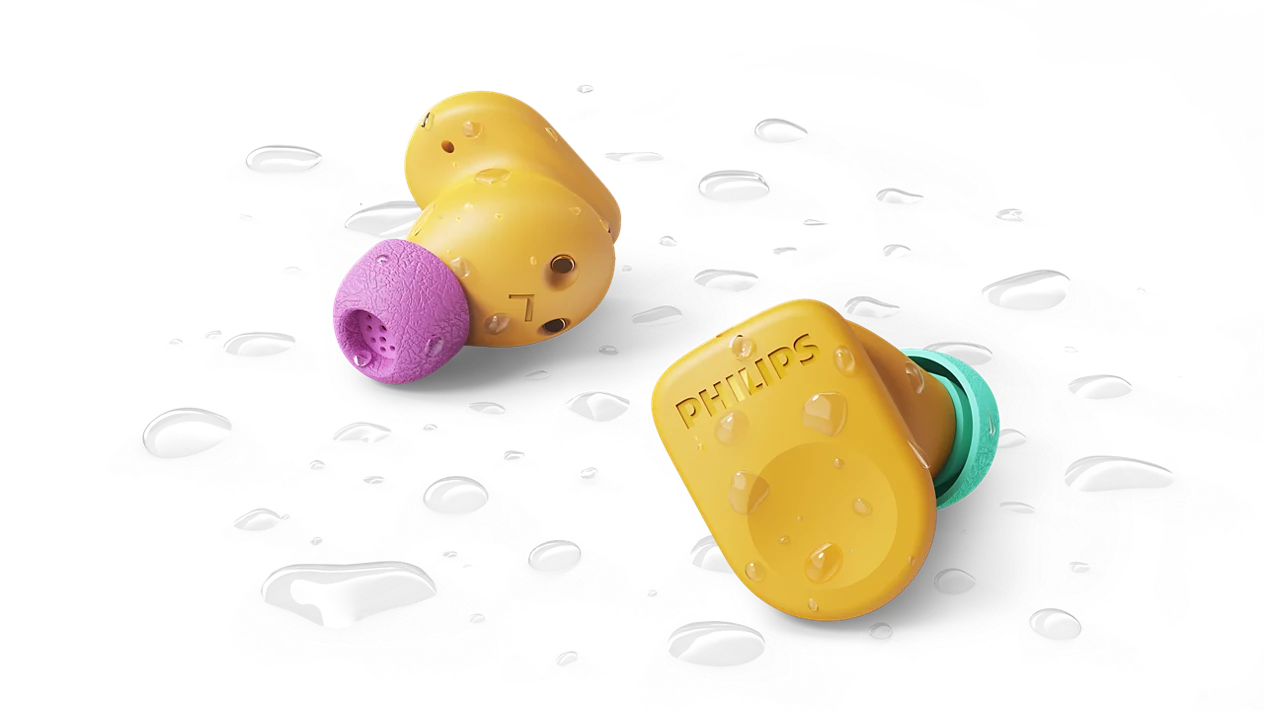 Zwei gelbe Philips-Ohrhörer mit lila und türkisfarbenen Akzenten auf schwarzem Hintergrund mit Wassertropfen.