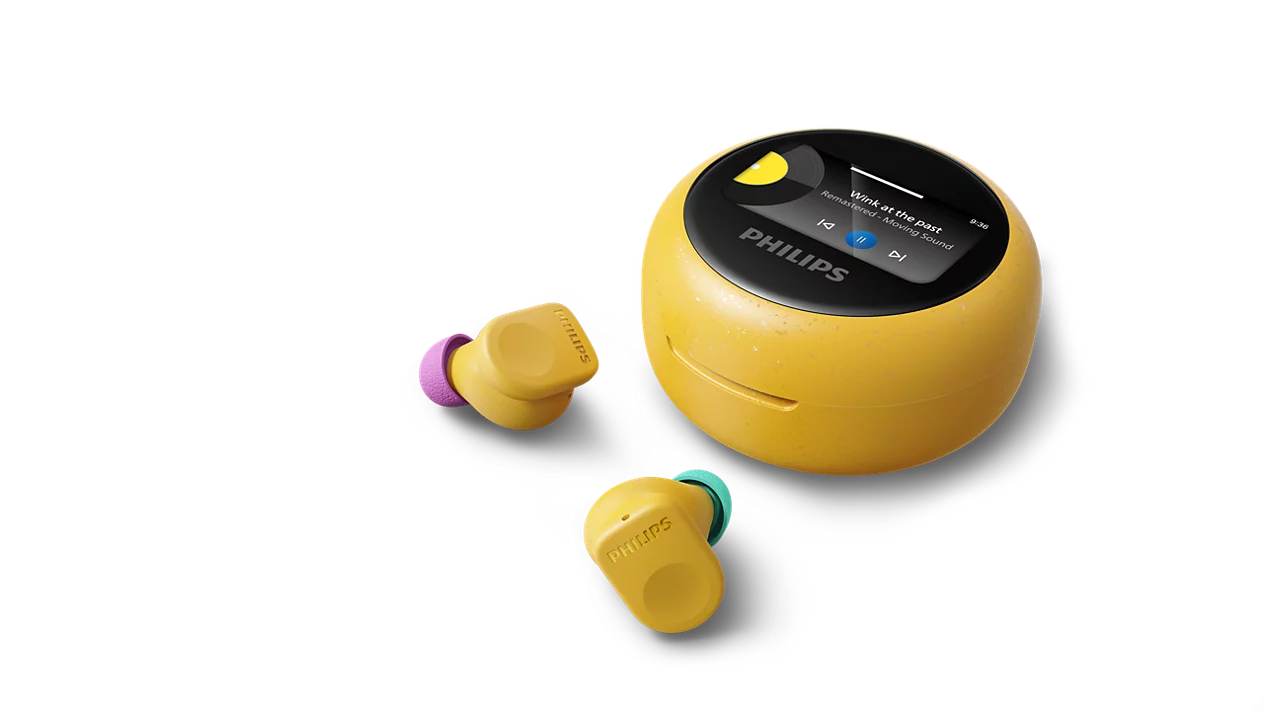 Gelbe Philips Ohrhörer und Ladebox mit Musikwiedergabe auf dem Bildschirm.