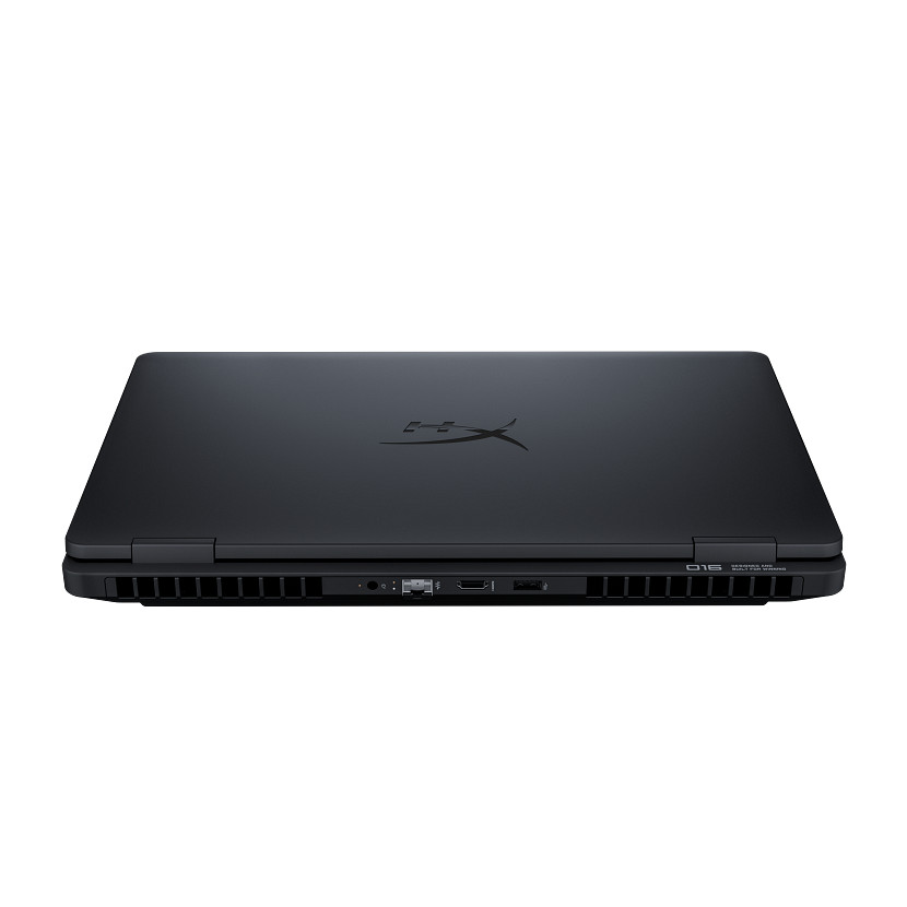 Geschlossener schwarzer Laptop mit Lüftungsschlitzen und Anschlüssen an der Vorderseite.