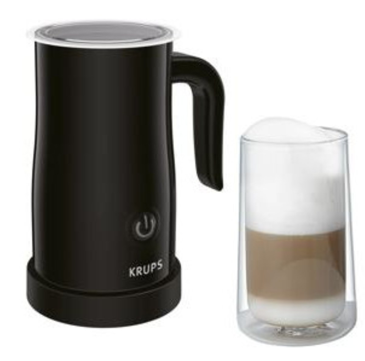Czarny spieniacz do mleka Krups obok szklanki latte macchiato z pianką.