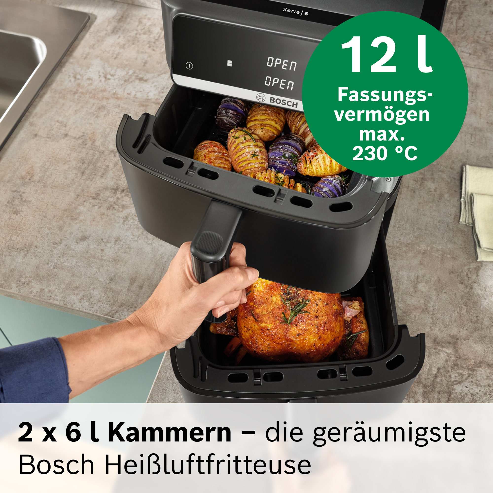 Eine Hand öffnet eine Heißluftfritteuse mit Brathähnchen und Kartoffeln.