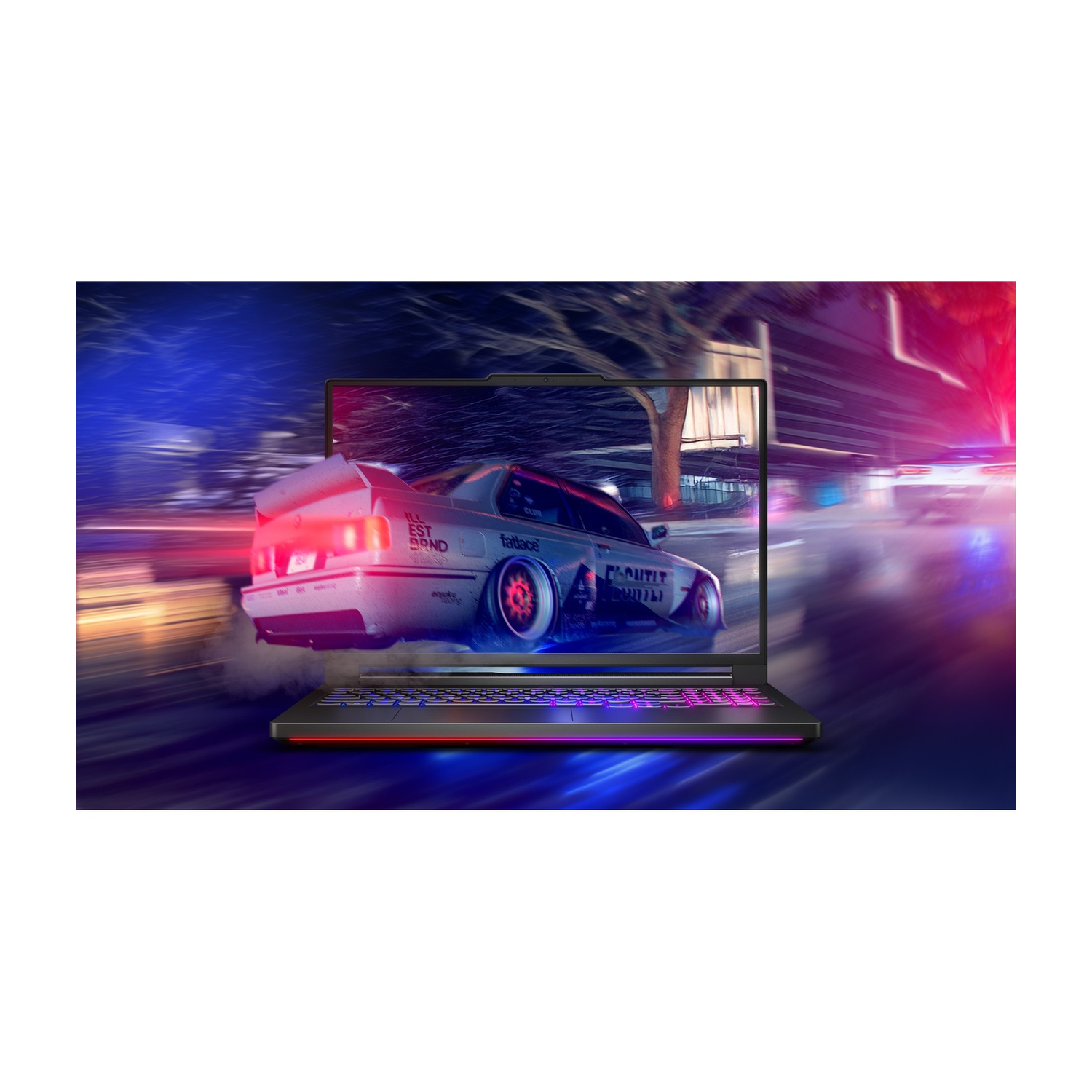 Laptop che mostra un gioco di corse automobilistiche con luci vivaci e auto della polizia.
