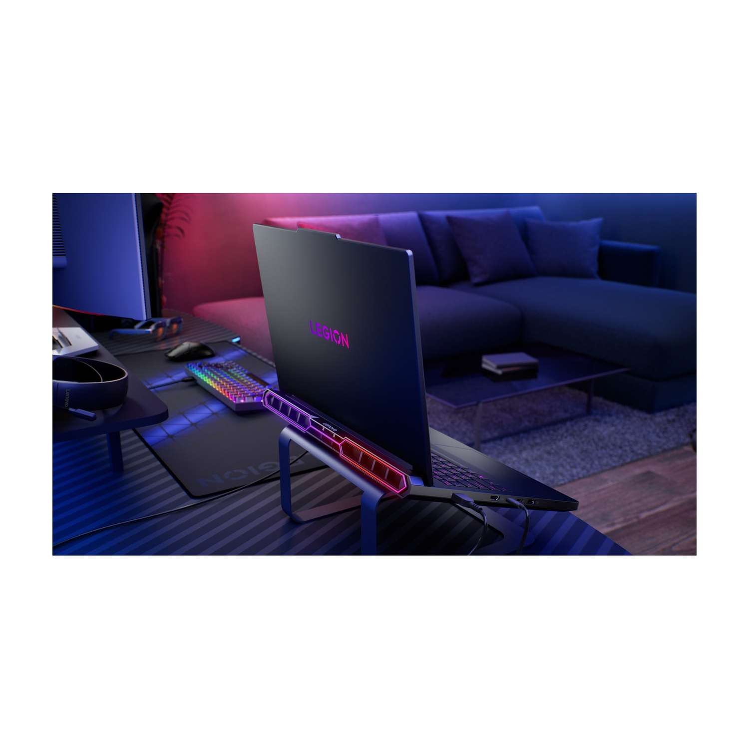 Un laptop con tastiera luminosa e prese d'aria RGB su una scrivania.