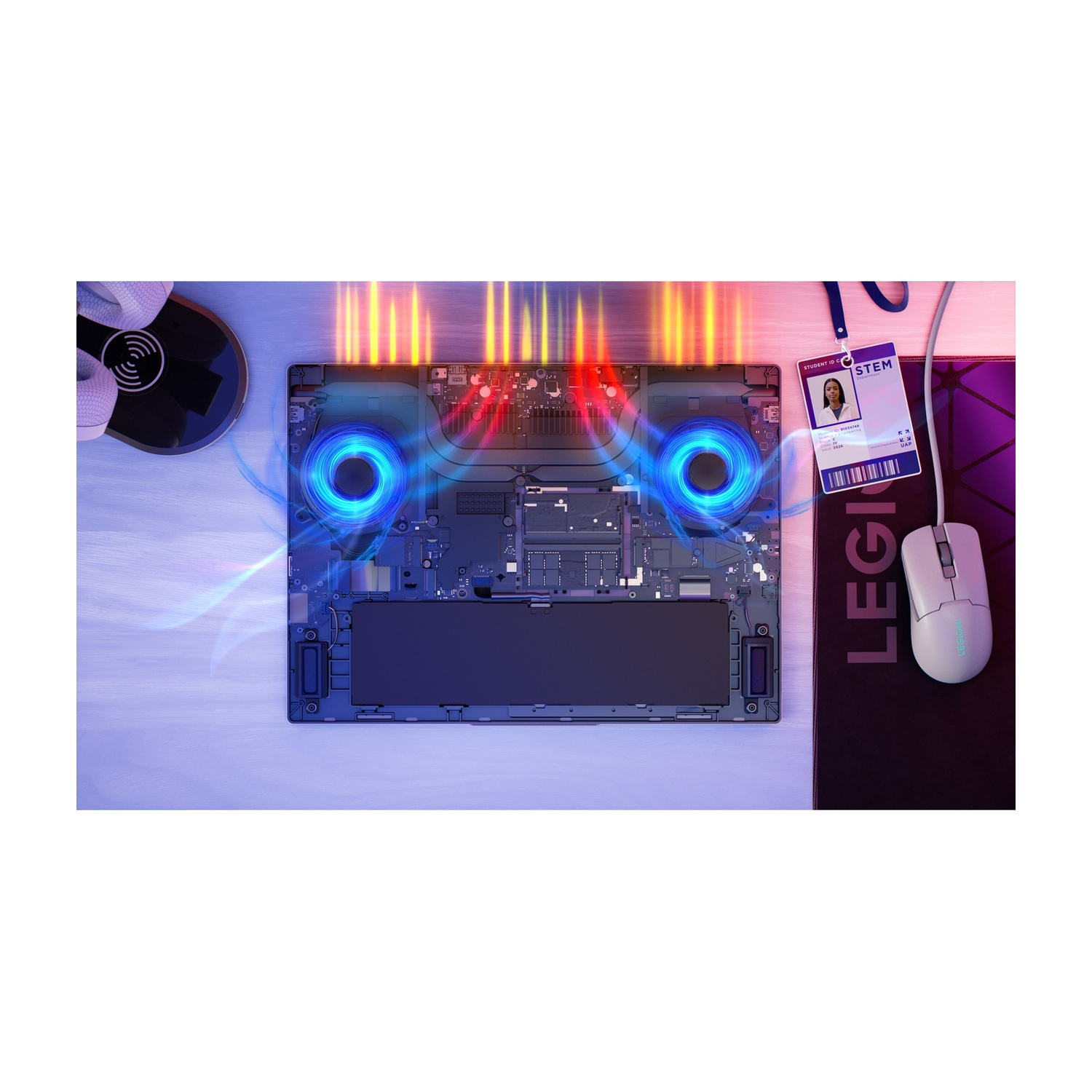 Interno laptop aperto con ventole blu che raffreddano componenti rossi. Mouse, badge su scrivania.