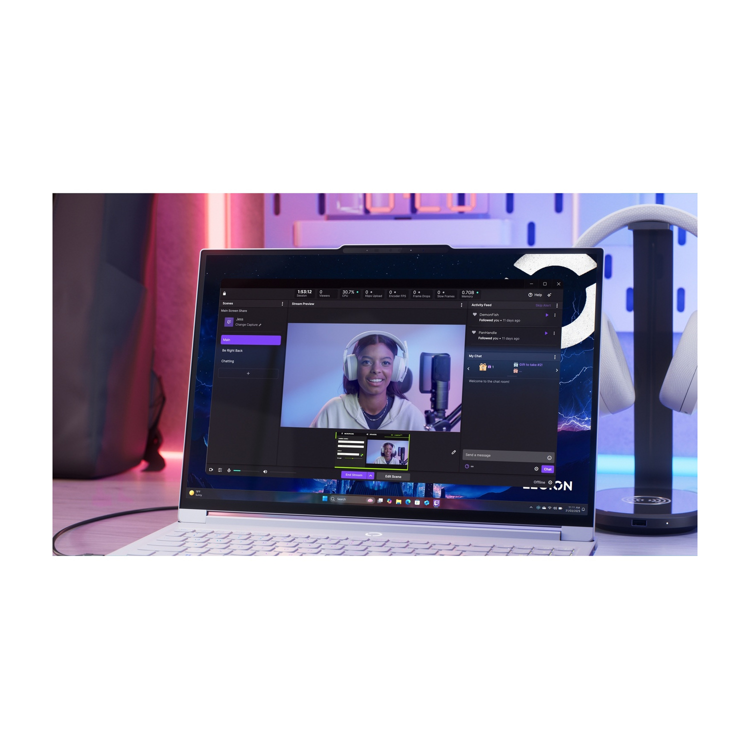 Un laptop mostra una schermata di preparazione dello stream con una donna che indossa cuffie.