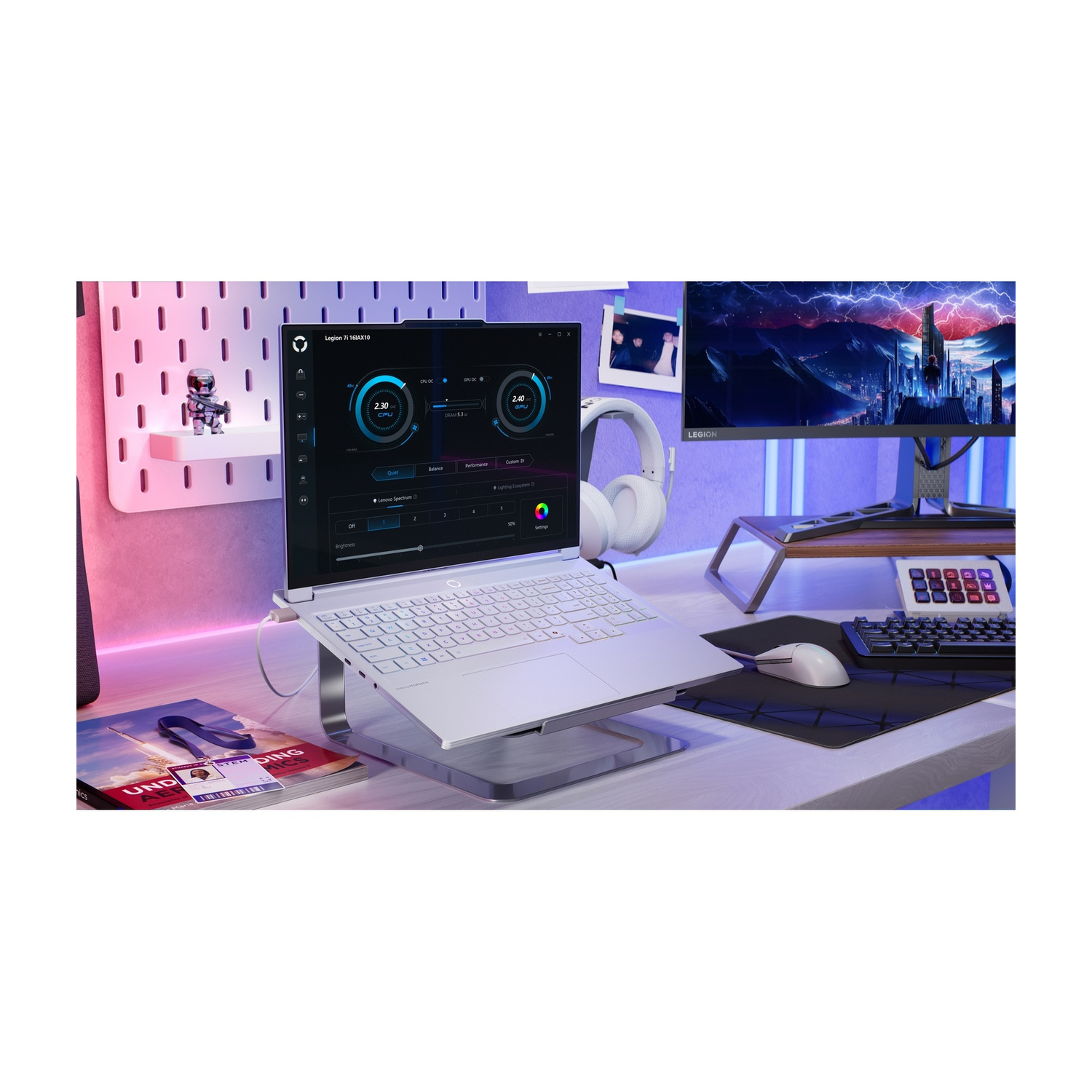 Un laptop da gioco luminoso su una scrivania con monitor, mouse e tastiera esterni.