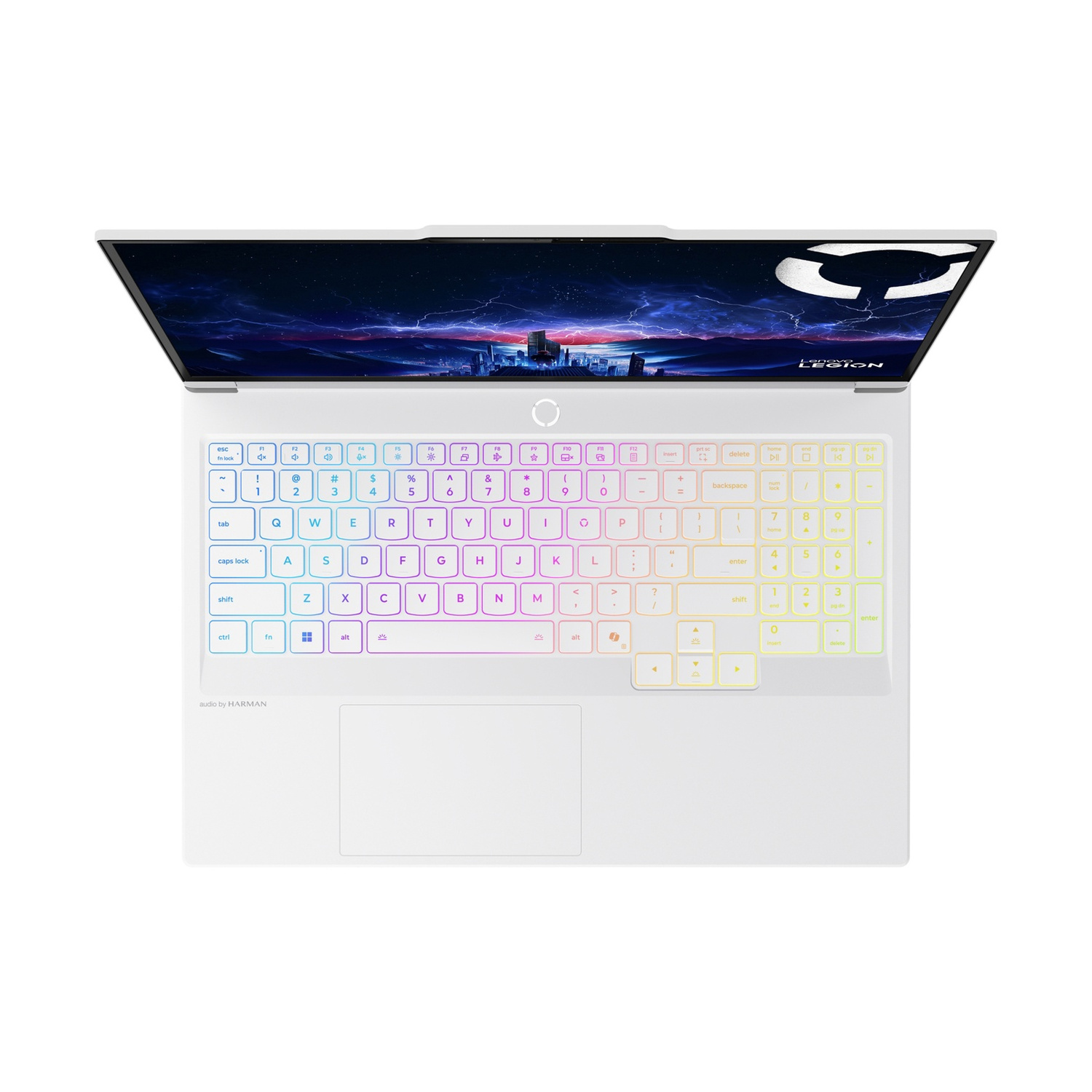 Un laptop bianco con schermo aperto, che mostra un logo olografico e uno skyline cittadino.