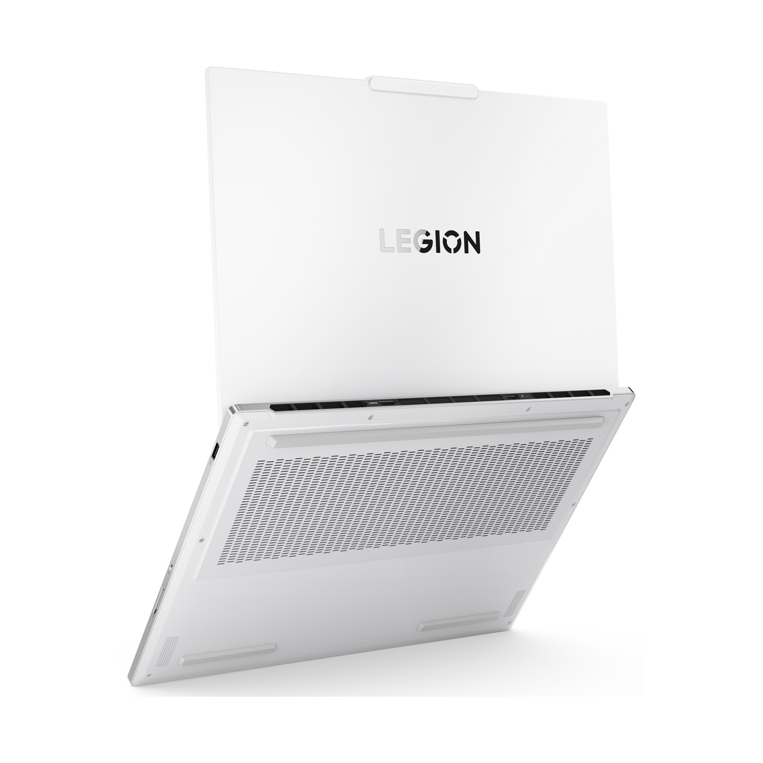 Un laptop bianco con il coperchio aperto, il logo 'LEGION' è visibile.