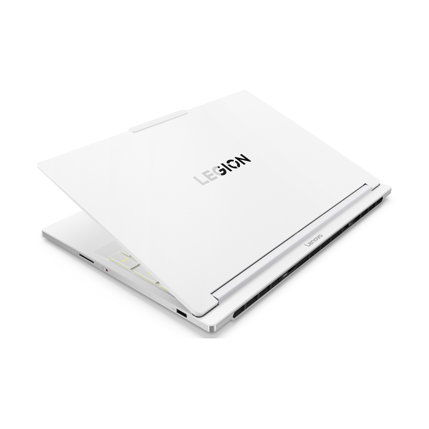 Un laptop bianco con il coperchio aperto, su sfondo bianco.