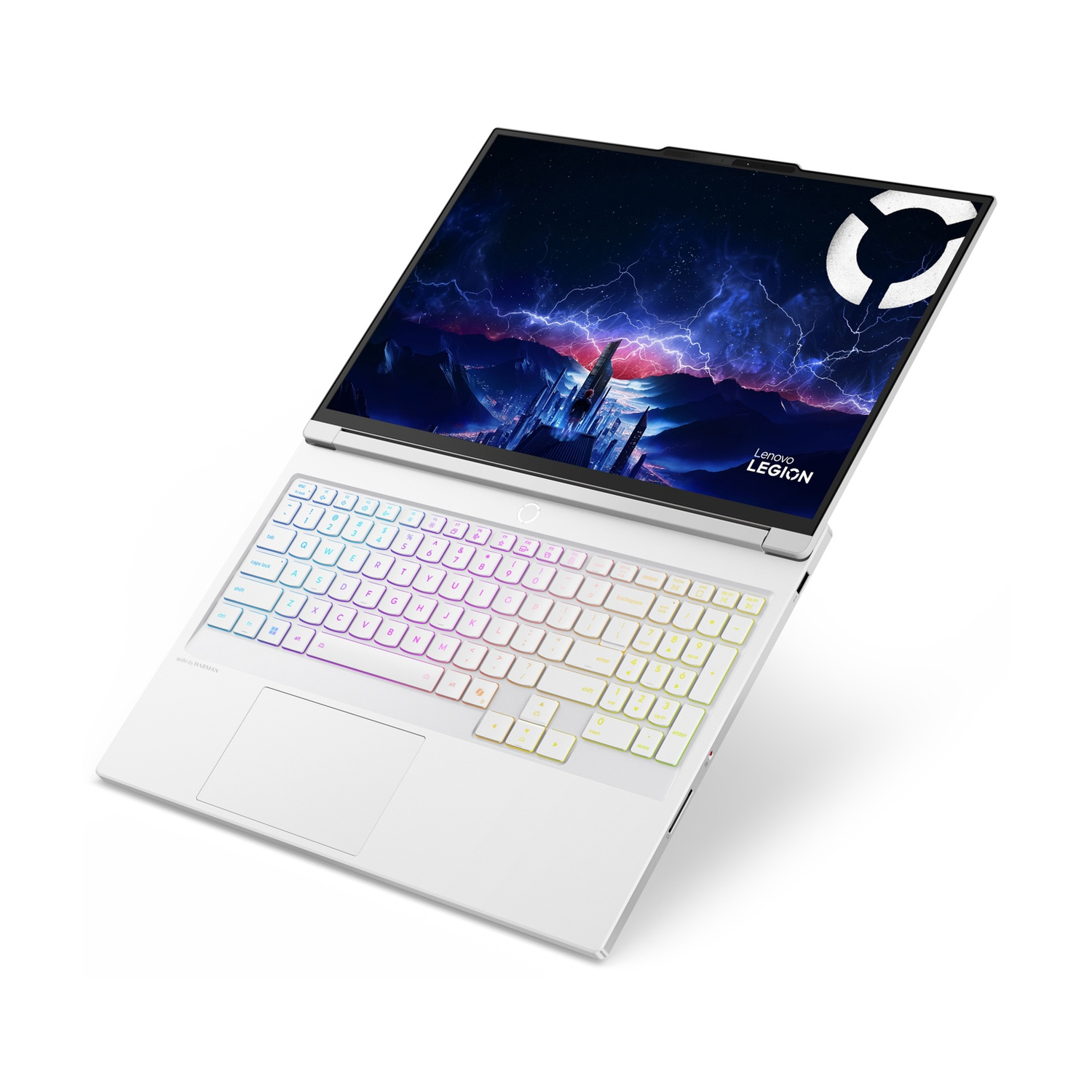 Un laptop bianco Lenovo Legion è aperto, mostrando una città futuristica e fulmini sullo schermo.