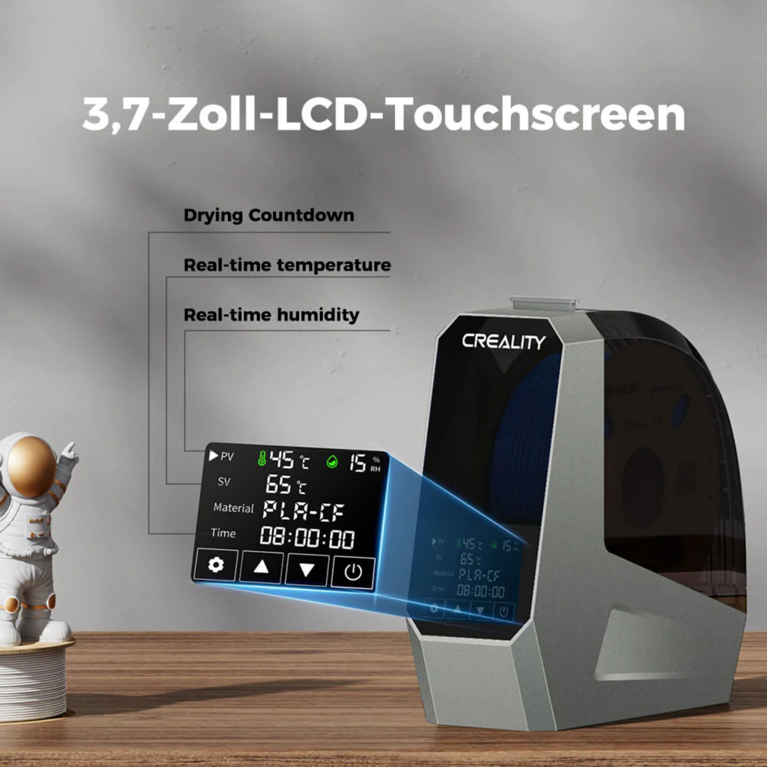 Astronautenfigur auf Filamentrolle neben einem grauen Trockner mit LCD-Display.