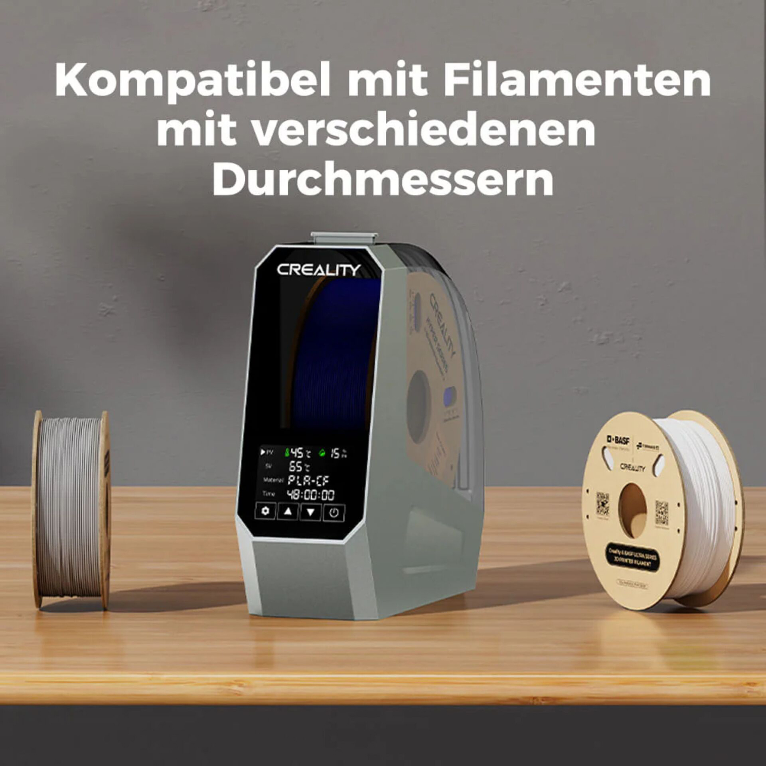 Ein 3D-Drucker-Filamentsystem mit zwei Spulen auf einem Holztisch.