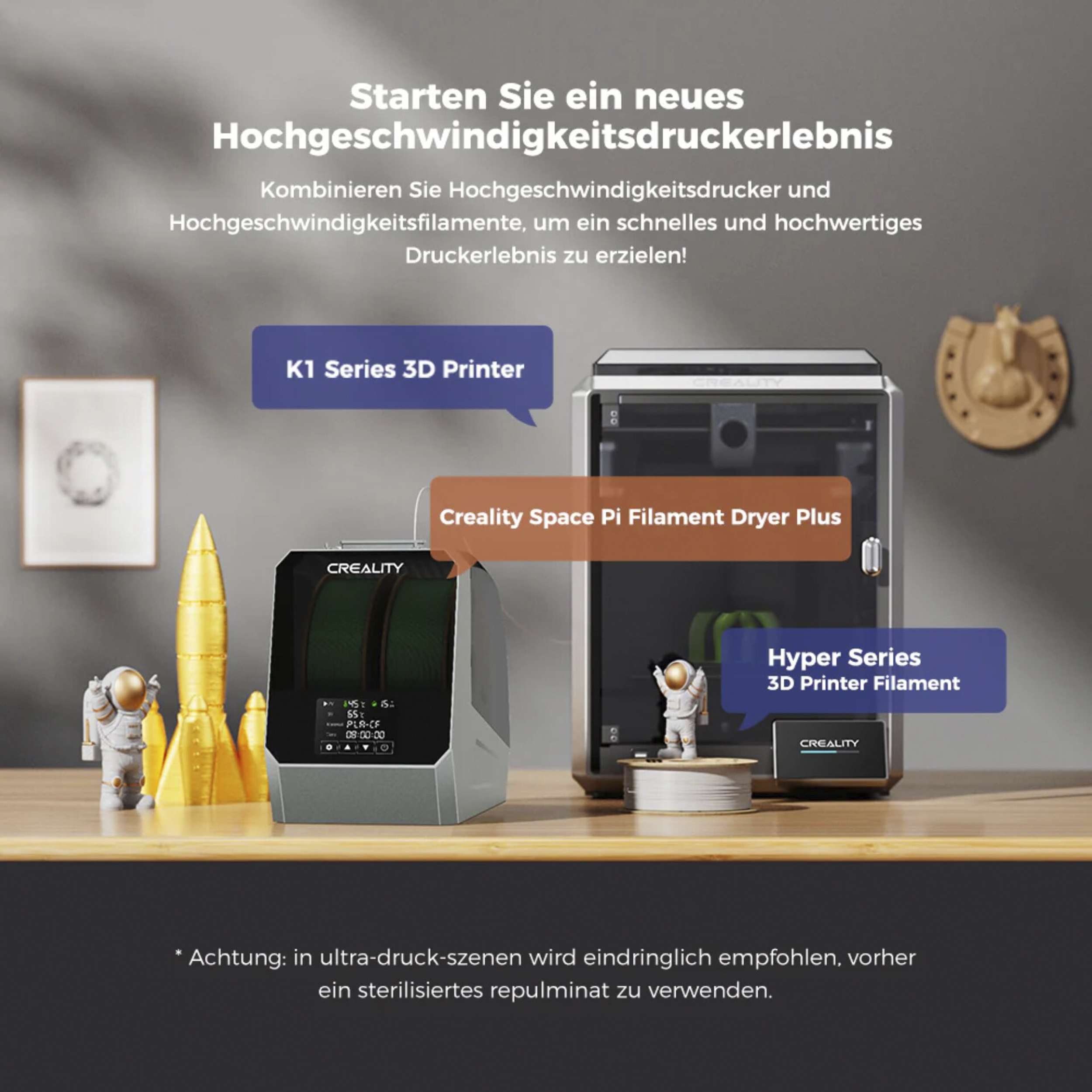 3D-Drucker, Filamenttrockner und Raketenmodelle auf einem Tisch.