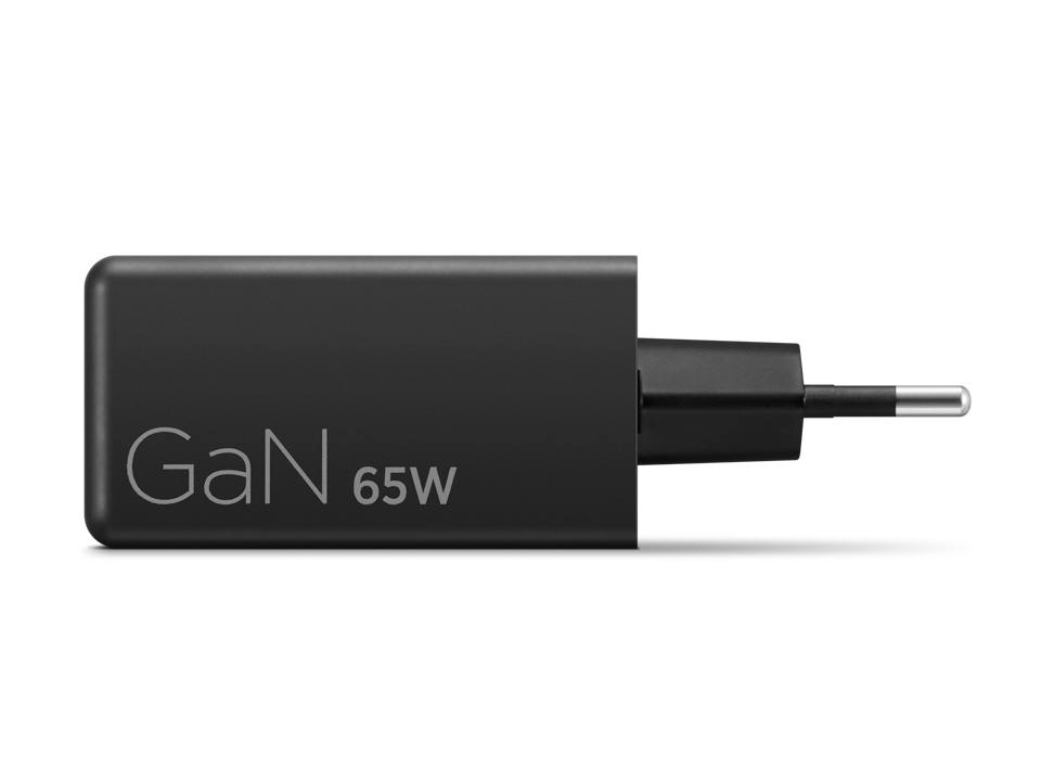 Schwarzer 65W GaN-Ladegerät mit ausklappbarem Stecker auf weißem Hintergrund.