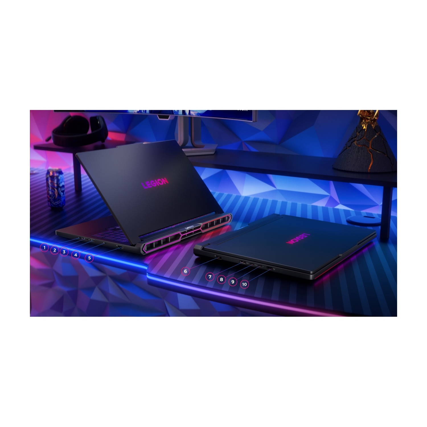Due laptop Legion, uno aperto e uno chiuso, su una scrivania con illuminazione al neon.