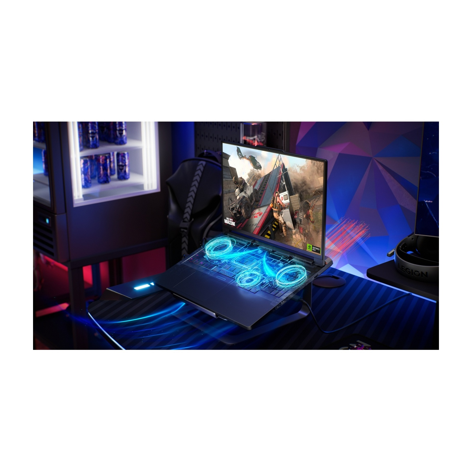 Laptop da gioco su scrivania con anelli di raffreddamento blu, gioco sullo schermo.