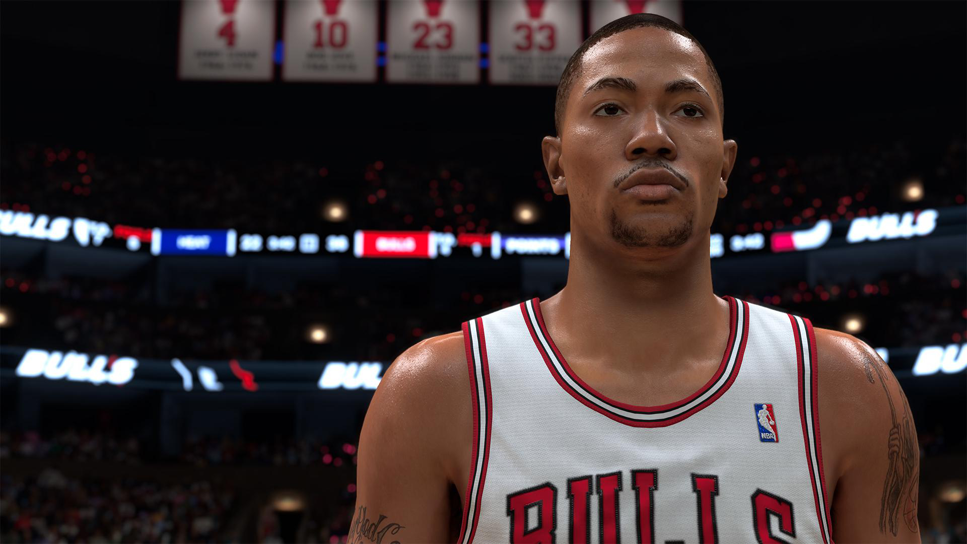 Derrick Rose in einem weißen Chicago Bulls Trikot, blickt nach vorn. Arena im Hintergrund.