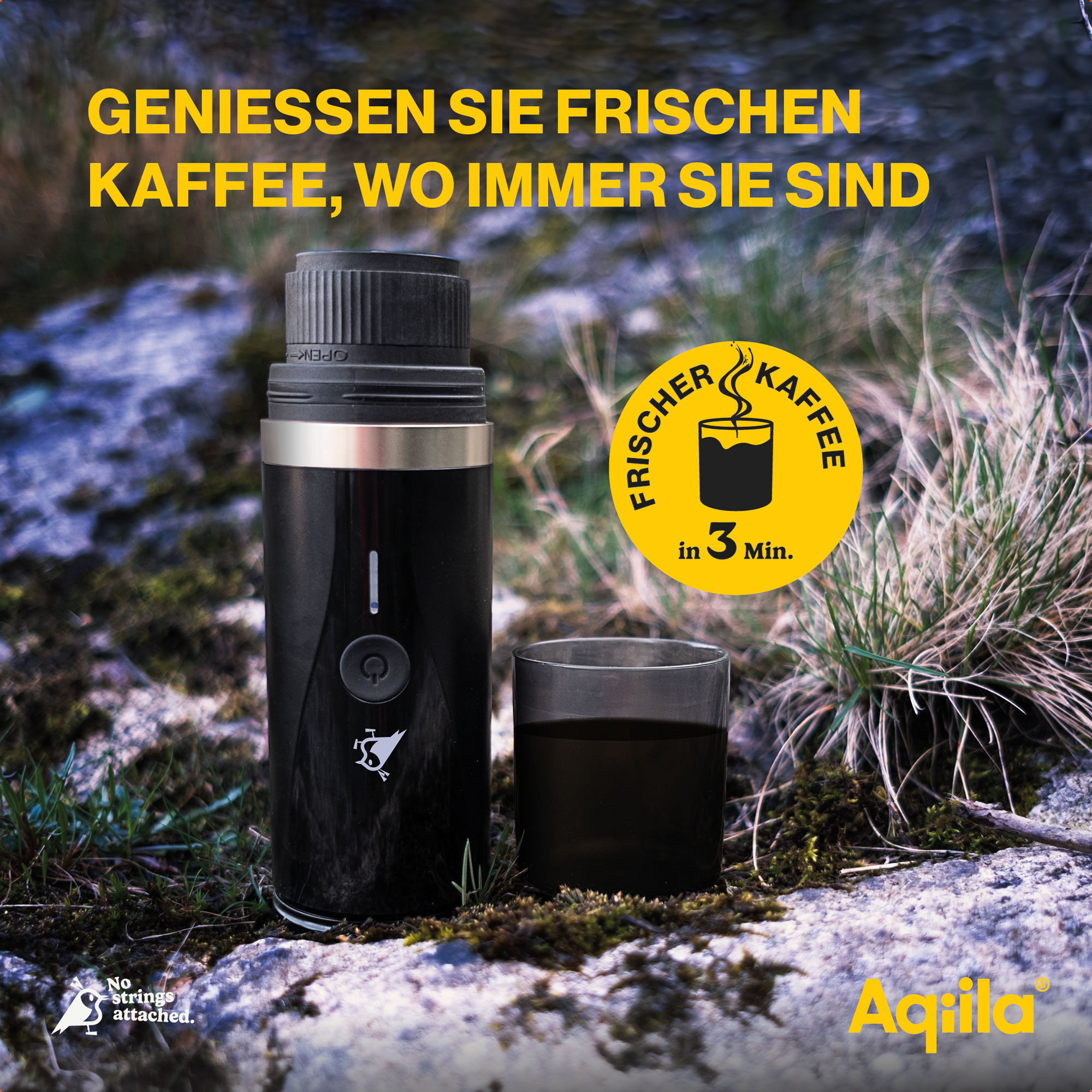 Schwarzer Kaffee in einem Glas neben einer Kaffeemaschine in einer natürlichen Umgebung.
