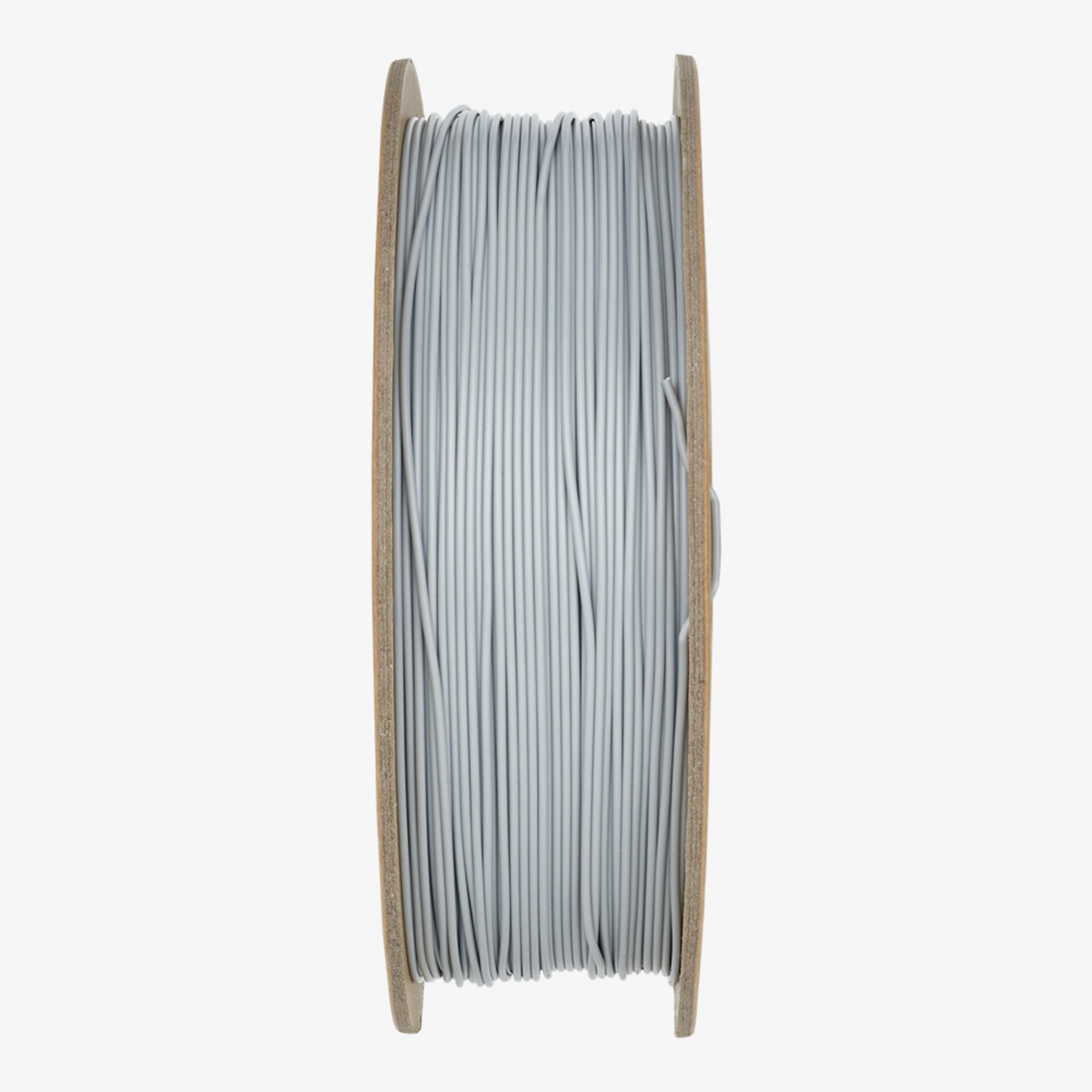 Eine hölzerne Spule mit grauem Filament, die auf einem weißen Hintergrund isoliert ist.