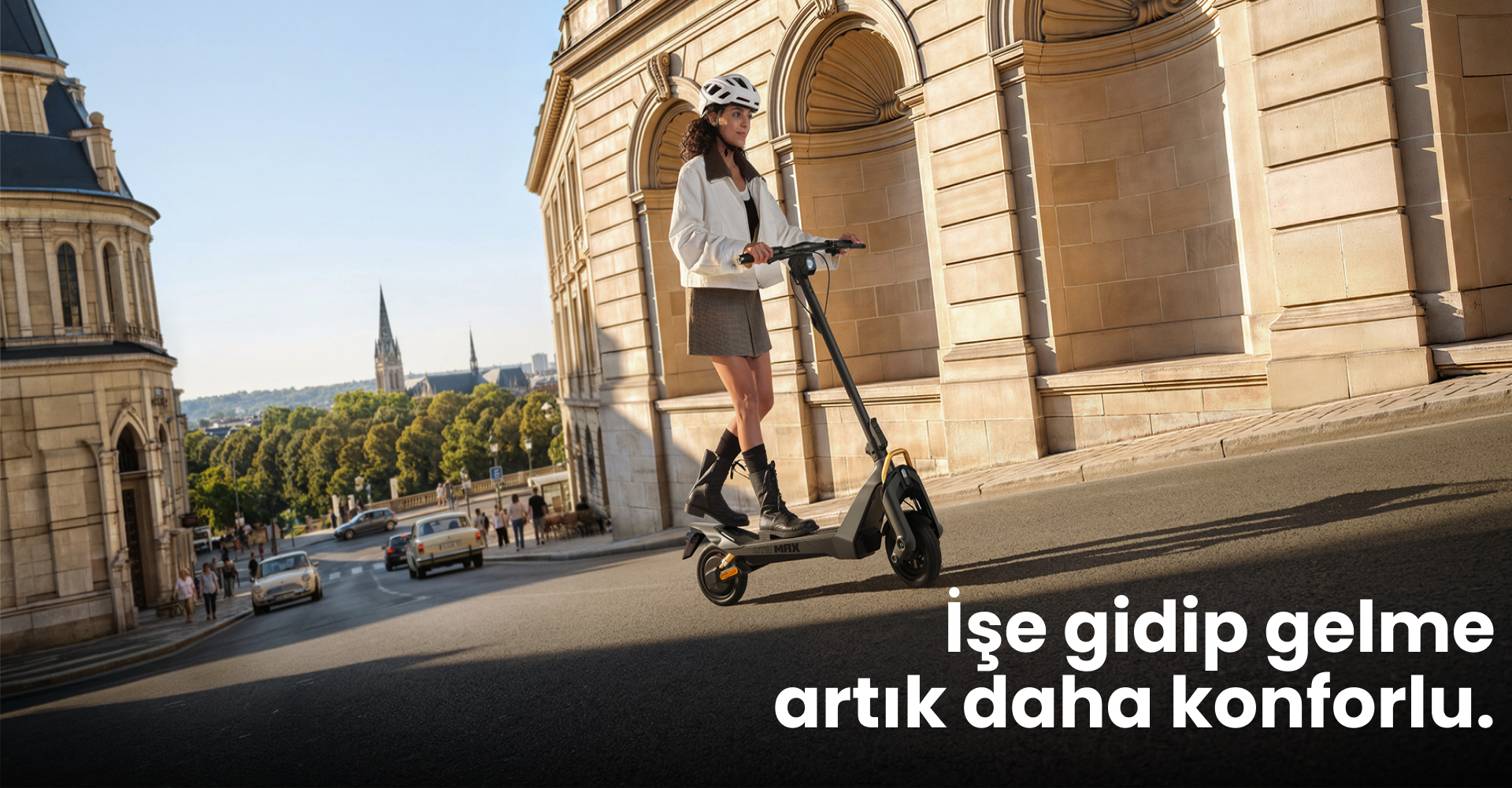 Bir kadın Avrupa şehrinde binaların ve ağaçların yanından elektrikli scooter ile geçiyor.
