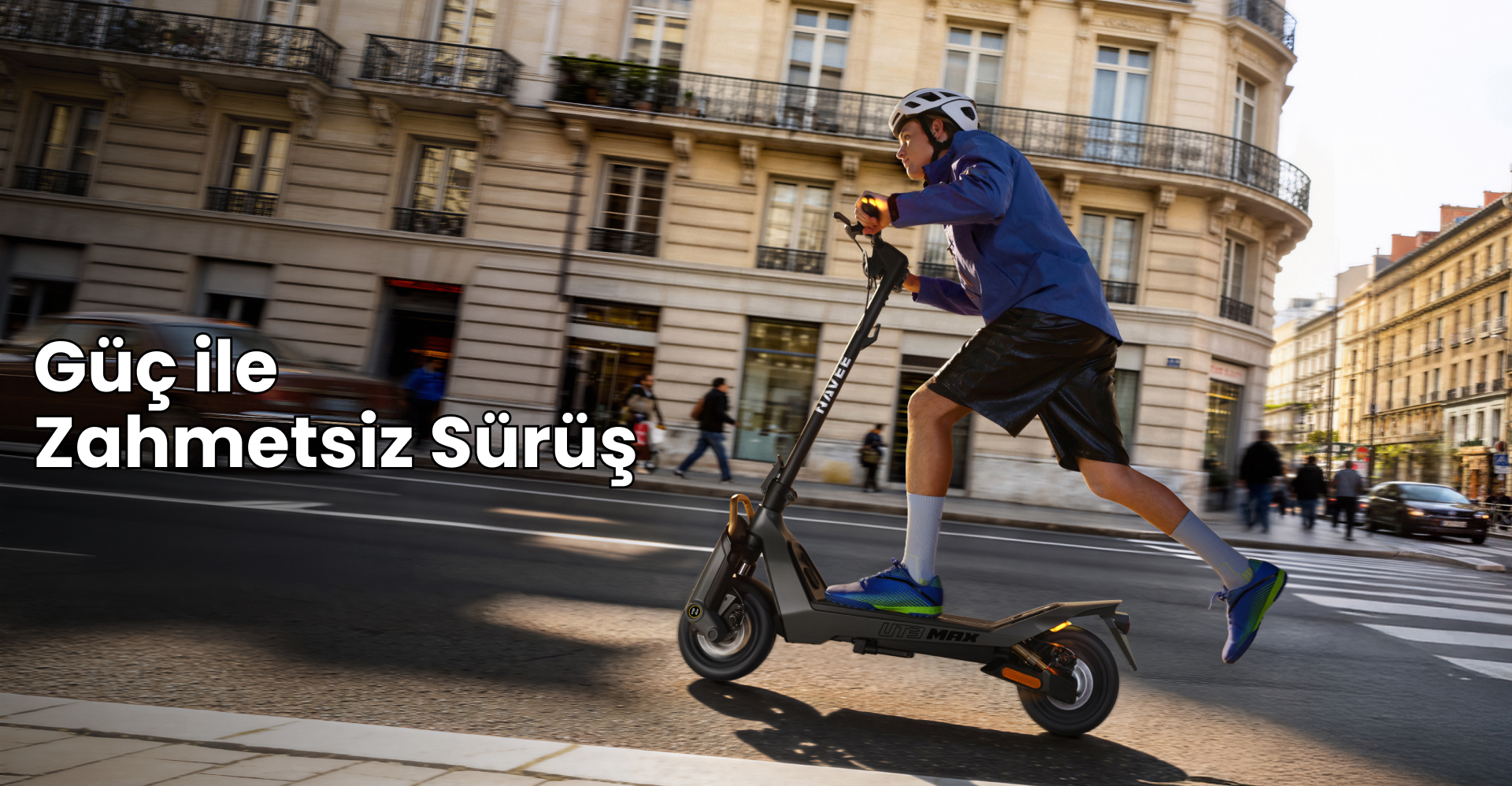 Genç bir adam binaların olduğu şehir sokağında elektrikli scooter sürüyor.