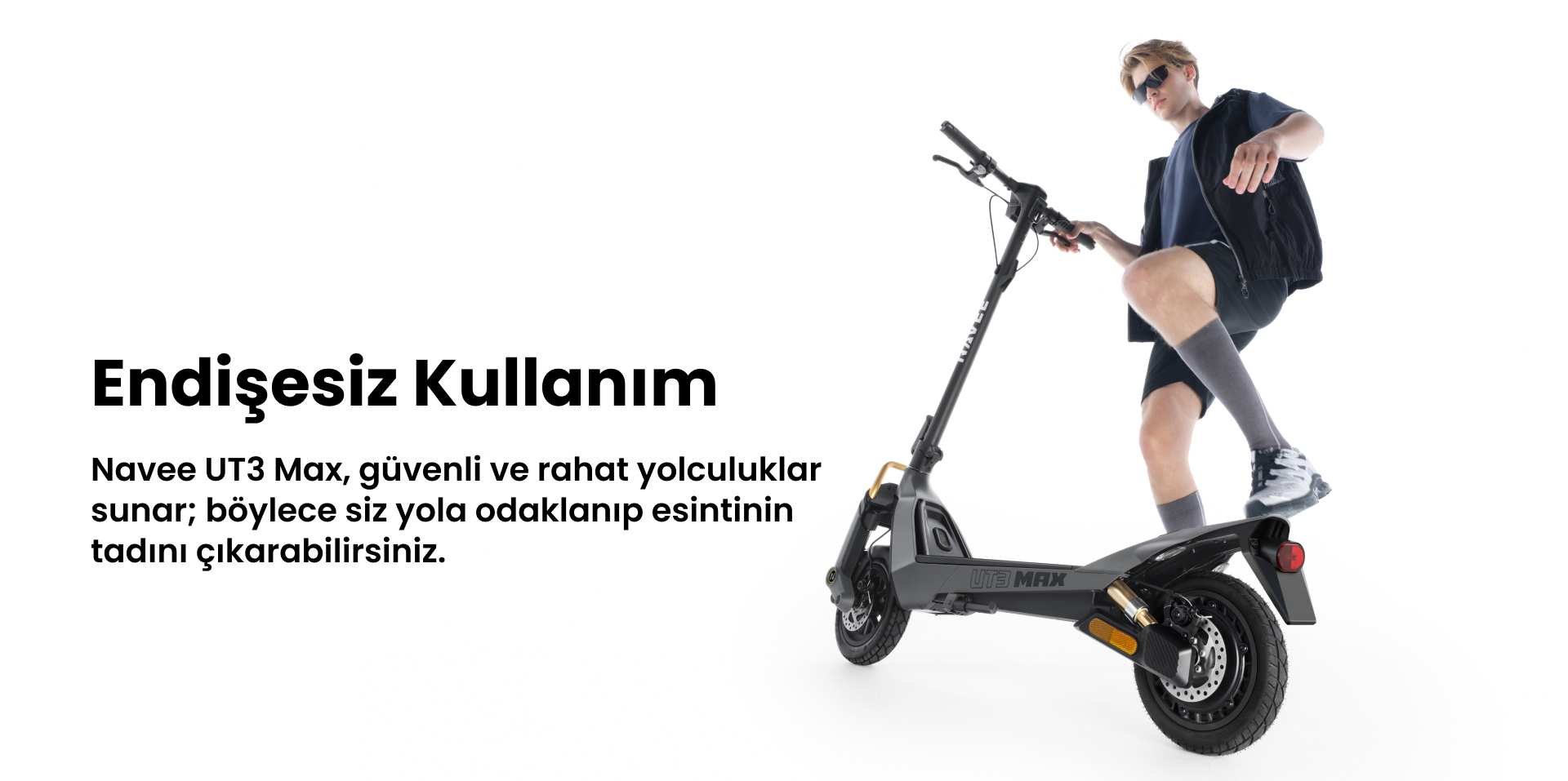 Güneş gözlüklü bir adam, Navee UT3 Max elektrikli scooter'ın yanında duruyor.