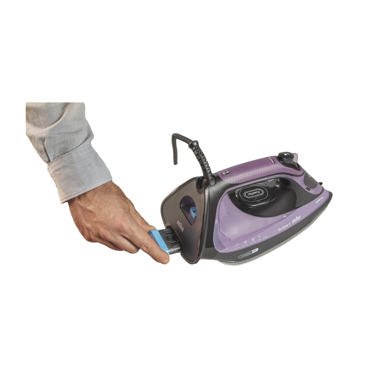 Una mano inserisce un componente blu nella base di un ferro da stiro a vapore viola.