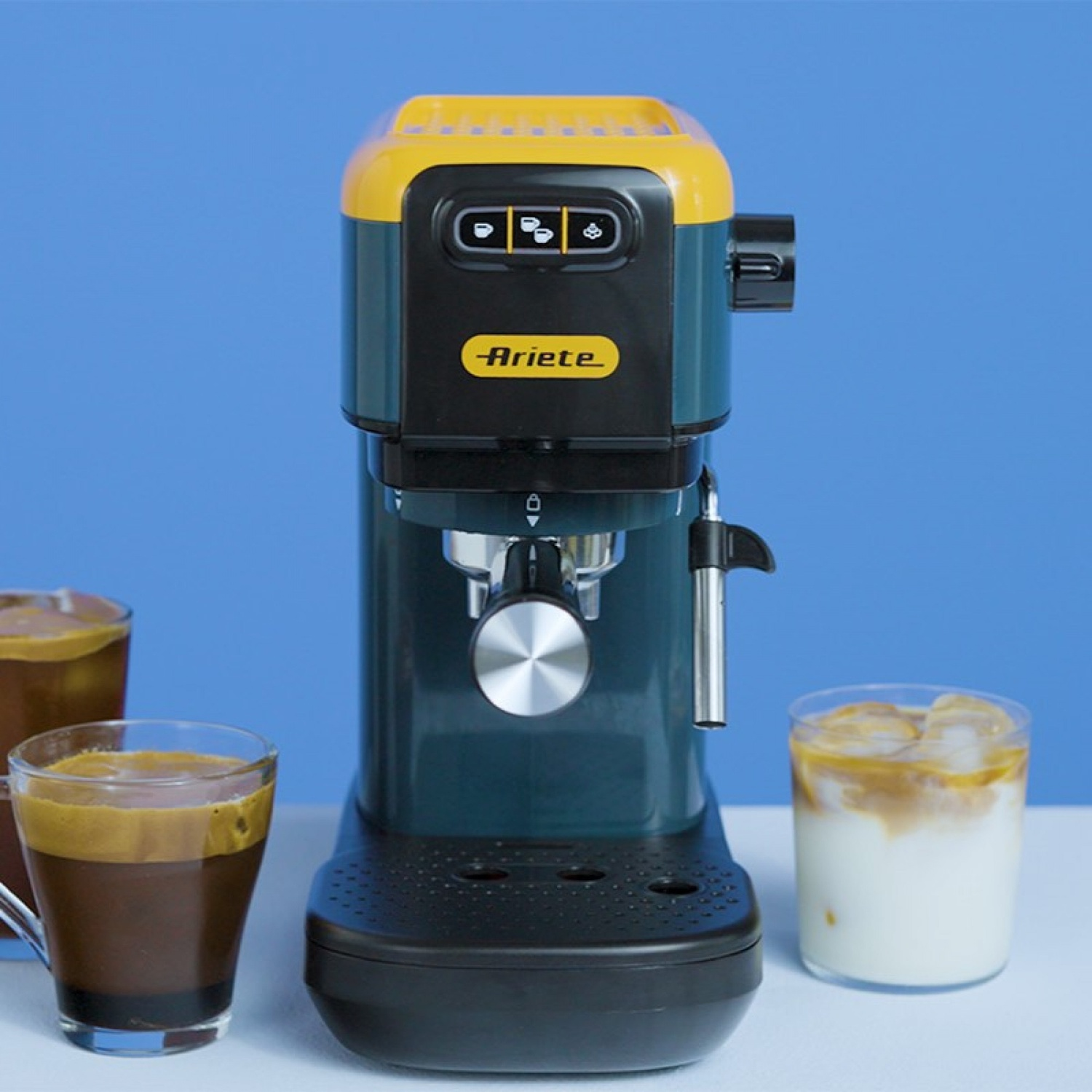 Una macchina per caffè espresso Ariete verde acqua e gialla con due tazze di caffè e un caffè freddo.