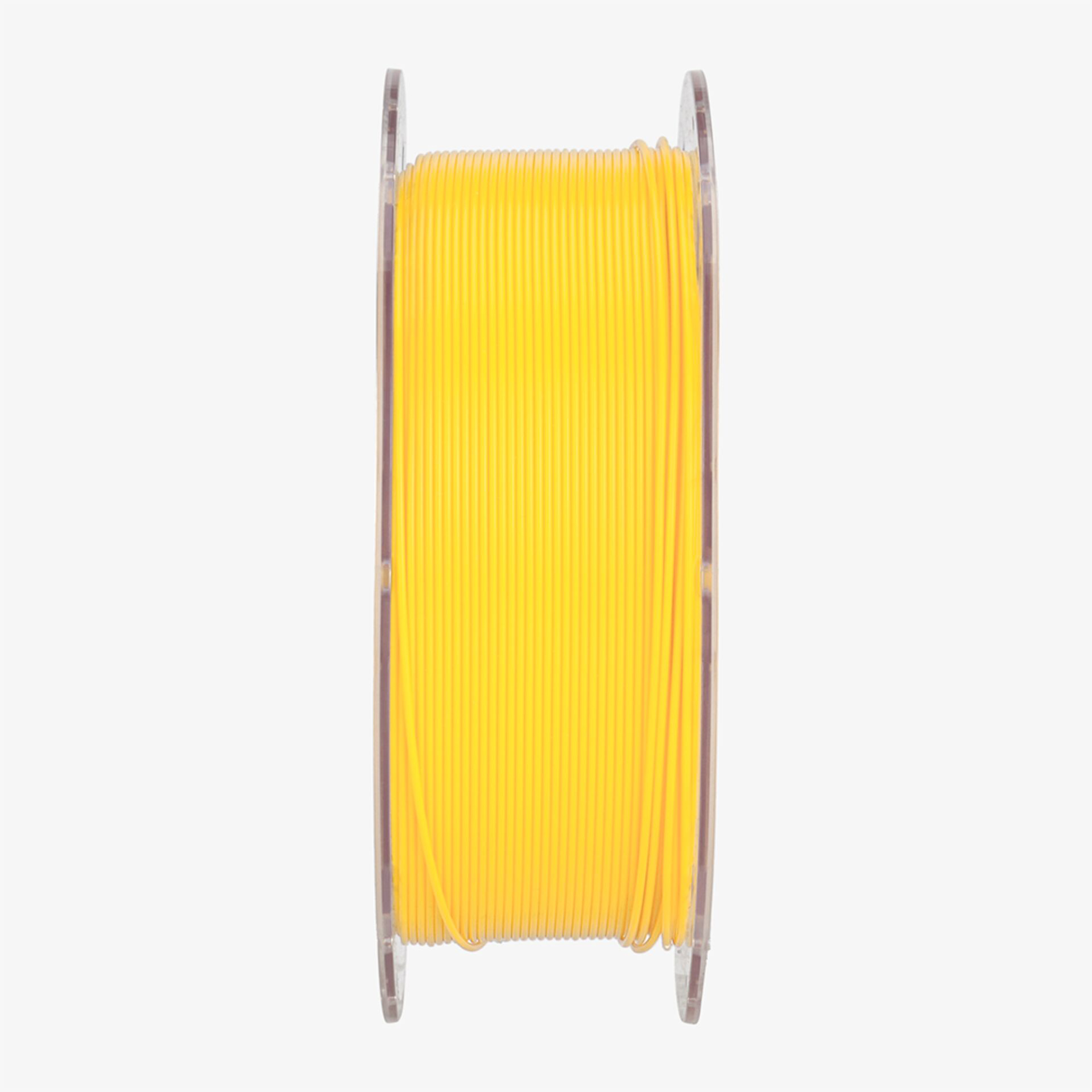 Eine Spule mit leuchtend gelbem 3D-Druckerfilament auf weißem Hintergrund.