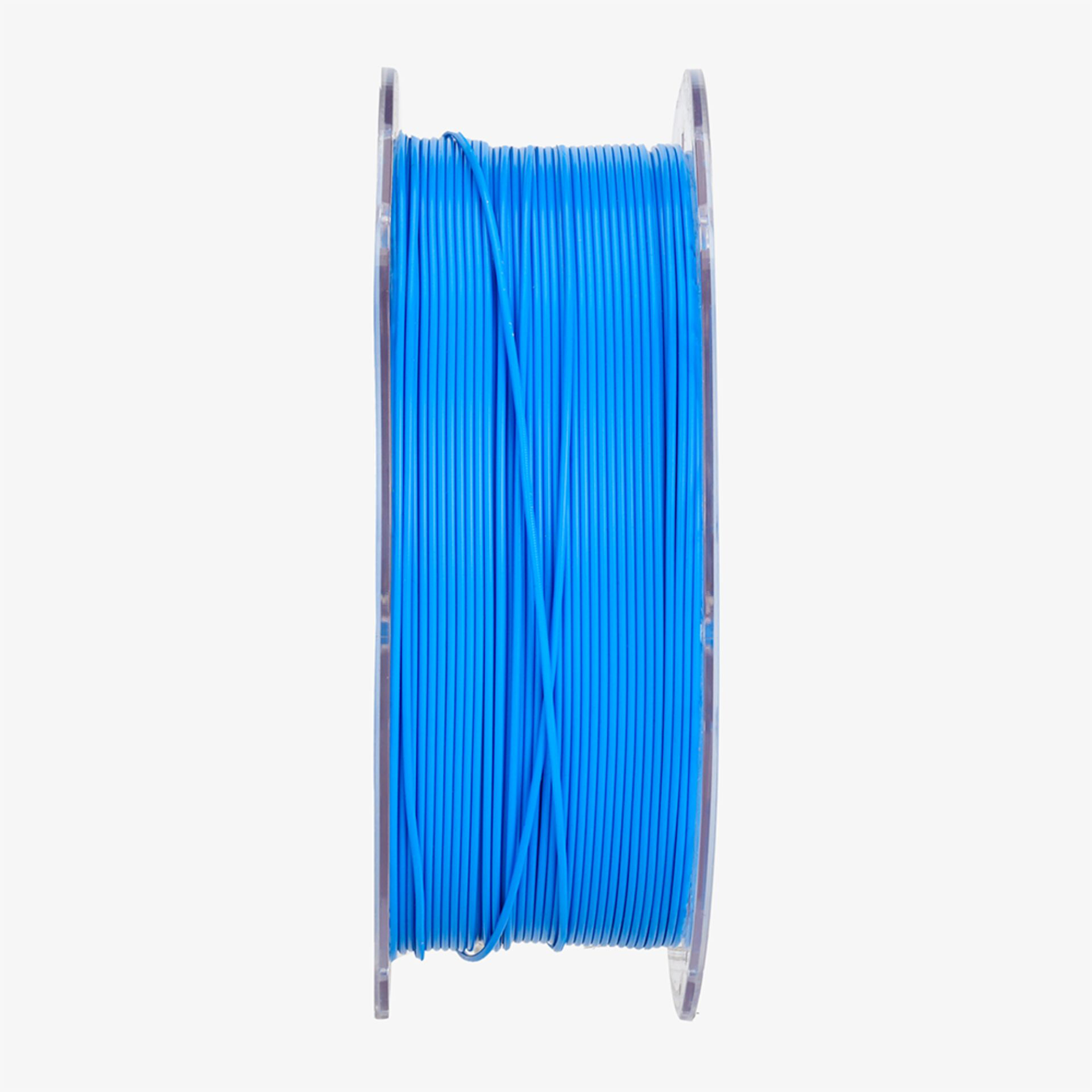 Eine Spule mit blauem 3D-Druckfilament, isoliert auf weißem Hintergrund.