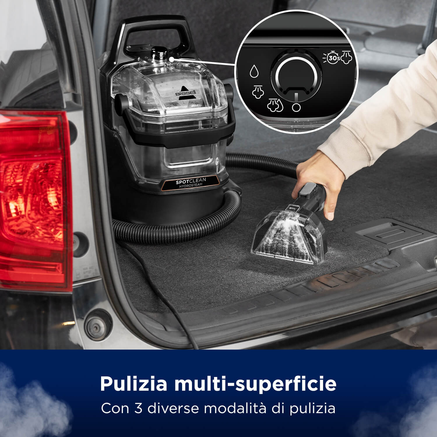 Un pulitore a vapore portatile viene usato nel bagagliaio di un'auto per pulire la moquette.