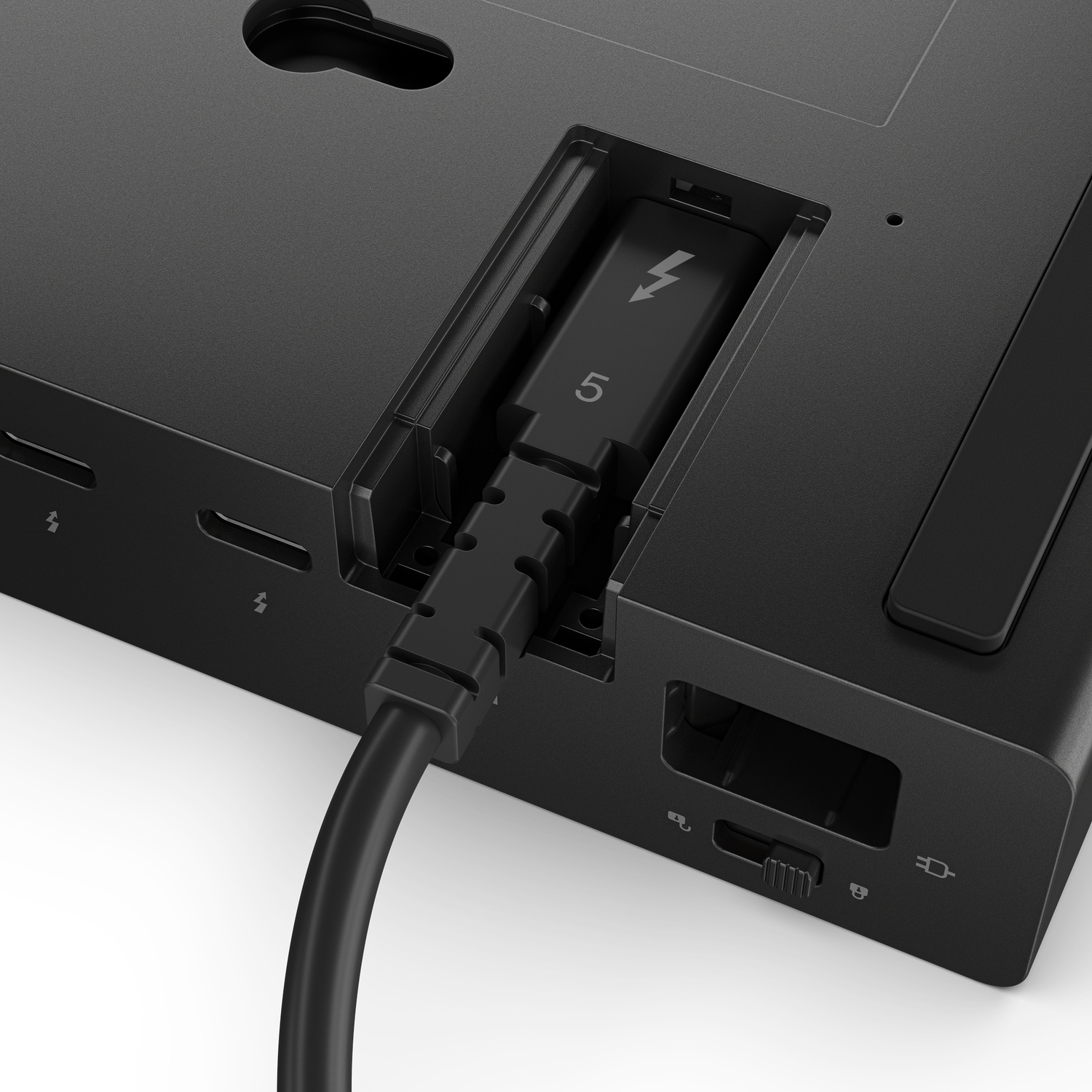 Een zwarte kabel met bliksemschicht symbool en nummer 5 is aangesloten op een zwart apparaat.
