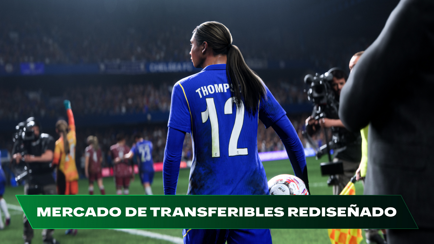 Jugadora de fútbol Thompson #12 en jersey azul en campo con equipo de cámara.