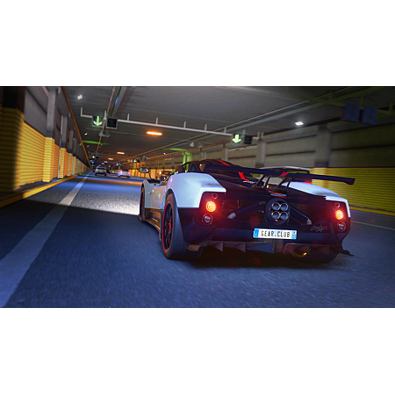 Een witte sportauto met spoiler rijdt in een verlichte tunnel.