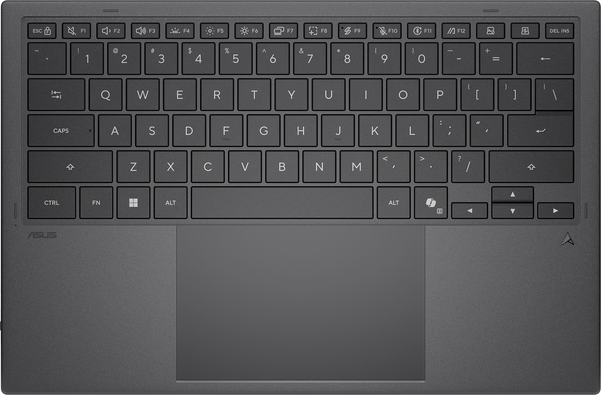 Sötét laptop billentyűzet érintőpaddal. A gombok betűkkel és szimbólumokkal vannak ellátva.