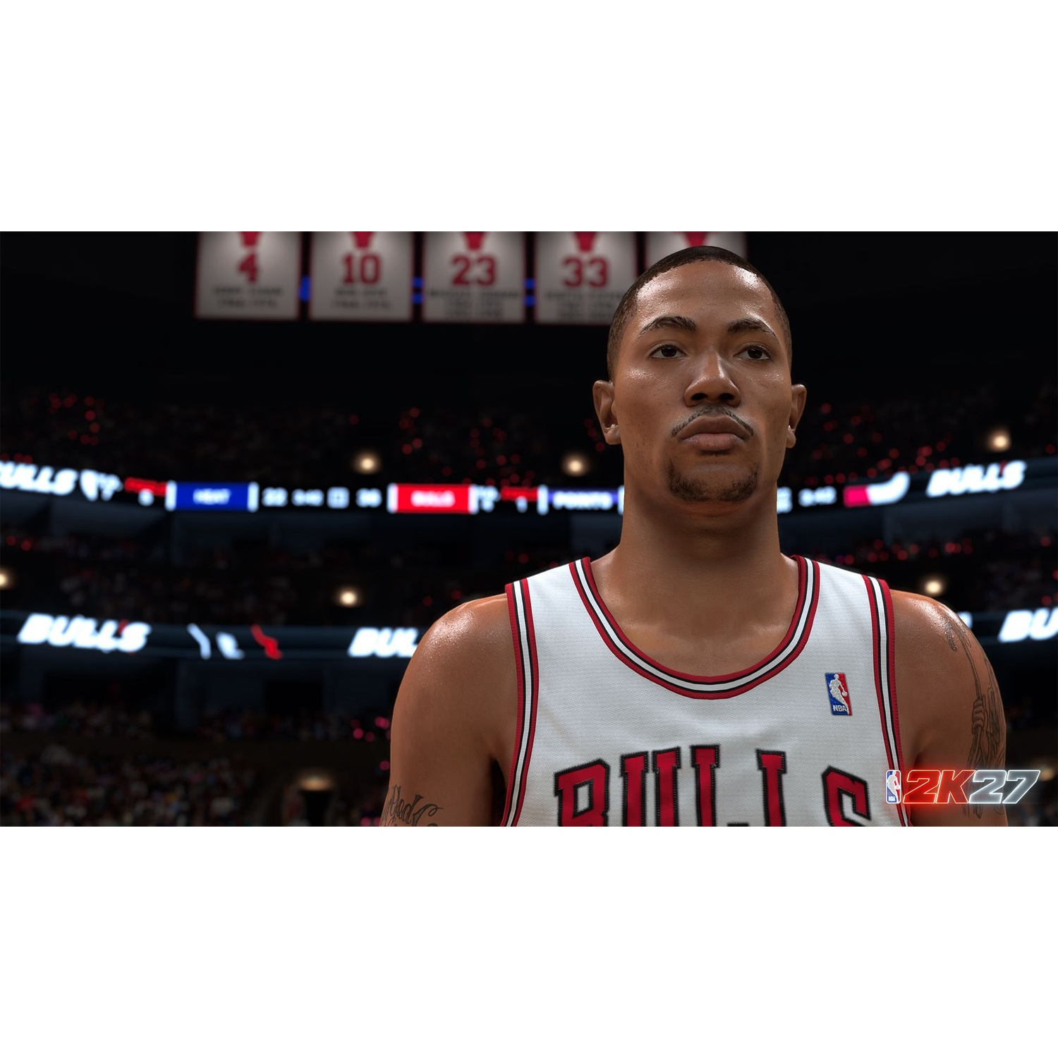 Een basketbalspeler in een wit Chicago Bulls shirt met nummer 23. Op de achtergrond zijn toeschouwers.