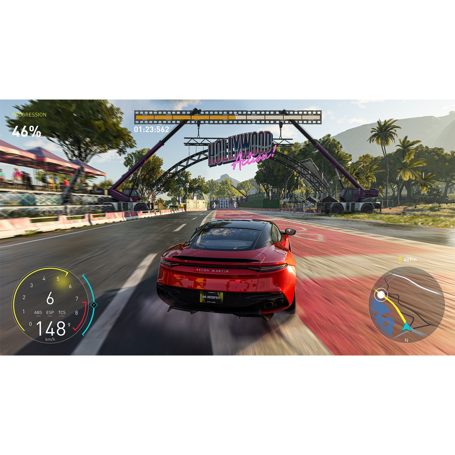 Een rode Aston Martin rijdt op een racecircuit onder een Hollywood-poort. Voortgang 46%.