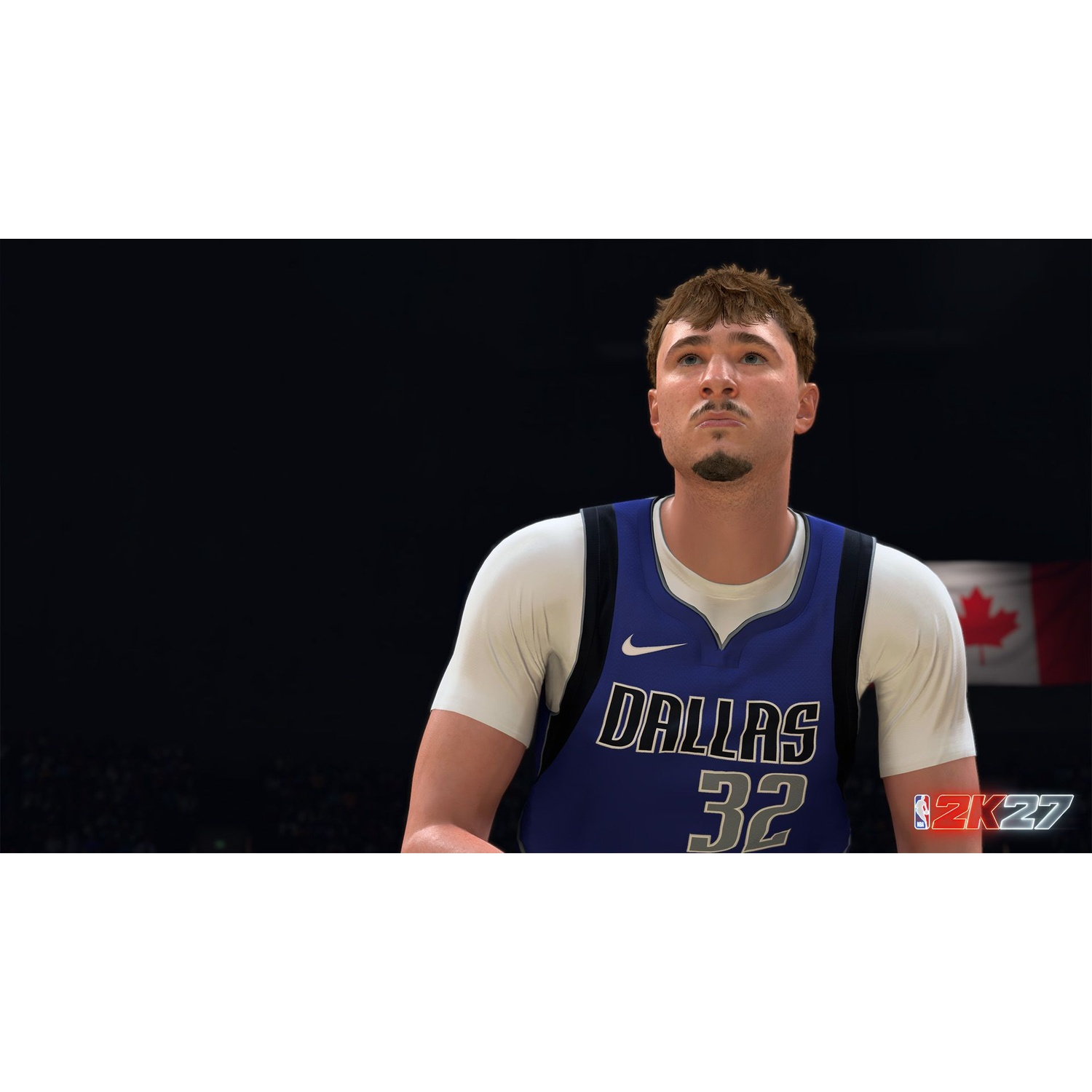 Een basketbalspeler in een blauw Dallas-shirt met nummer 32, kijkt omhoog. Canadese vlag zichtbaar.