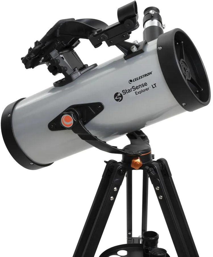 Un telescopio Celestron StarSense Explorer LT grigio su un treppiede nero.