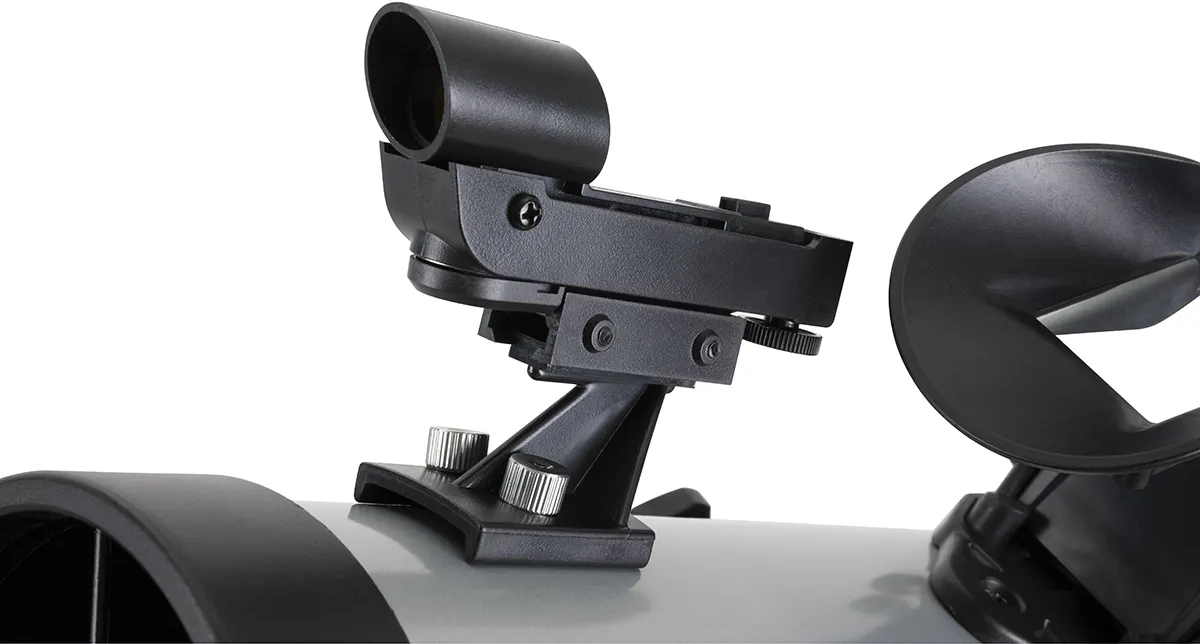 Primo piano di un cercatore per telescopio con manopole di regolazione e oculare.