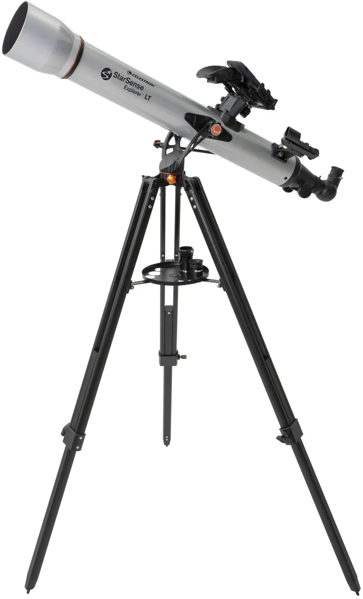 Un telescopio argentato su treppiede nero si erge su sfondo bianco.