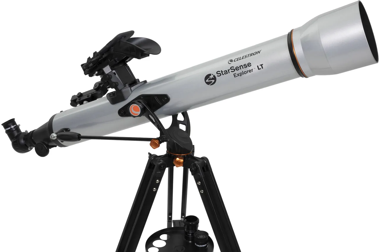 Un telescopio Celestron StarSense Explorer LT grigio su un treppiede nero.