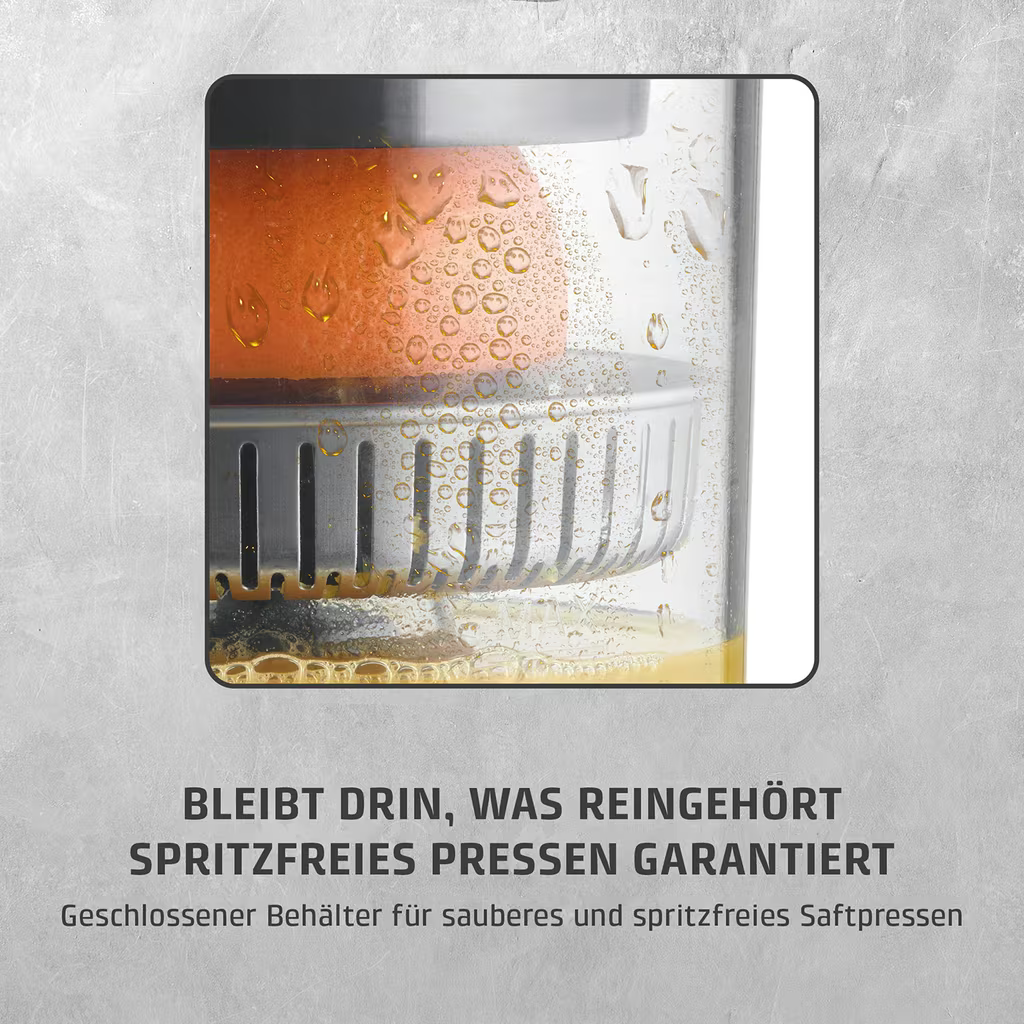 Ein geschlossener Entsafter mit Orangenspalten und Saft.