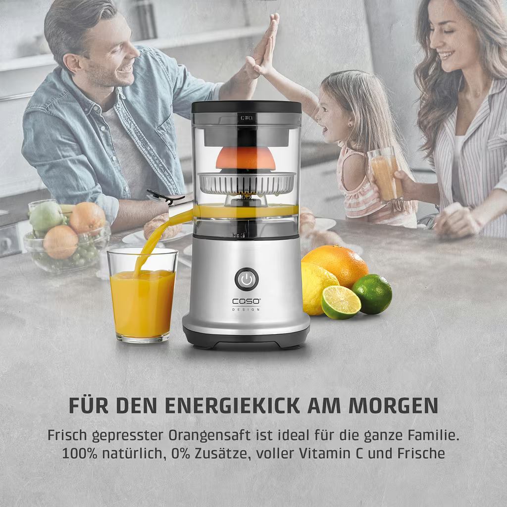 Ein Mann, ein Kind und eine Frau genießen frisch gepressten Saft mit einem Entsafter.