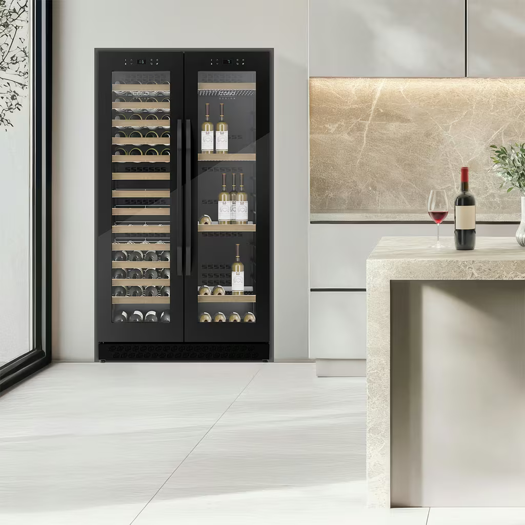 Ein schwarzer Doppeltür-Weinkühlschrank mit vielen Flaschen Wein, daneben eine Kücheninsel.