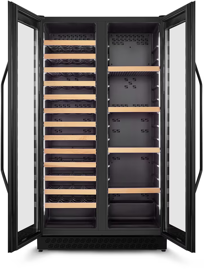 Ein doppelter Weinkühlschrank mit Glastüren, Holzböden und schwarzen Einsätzen.