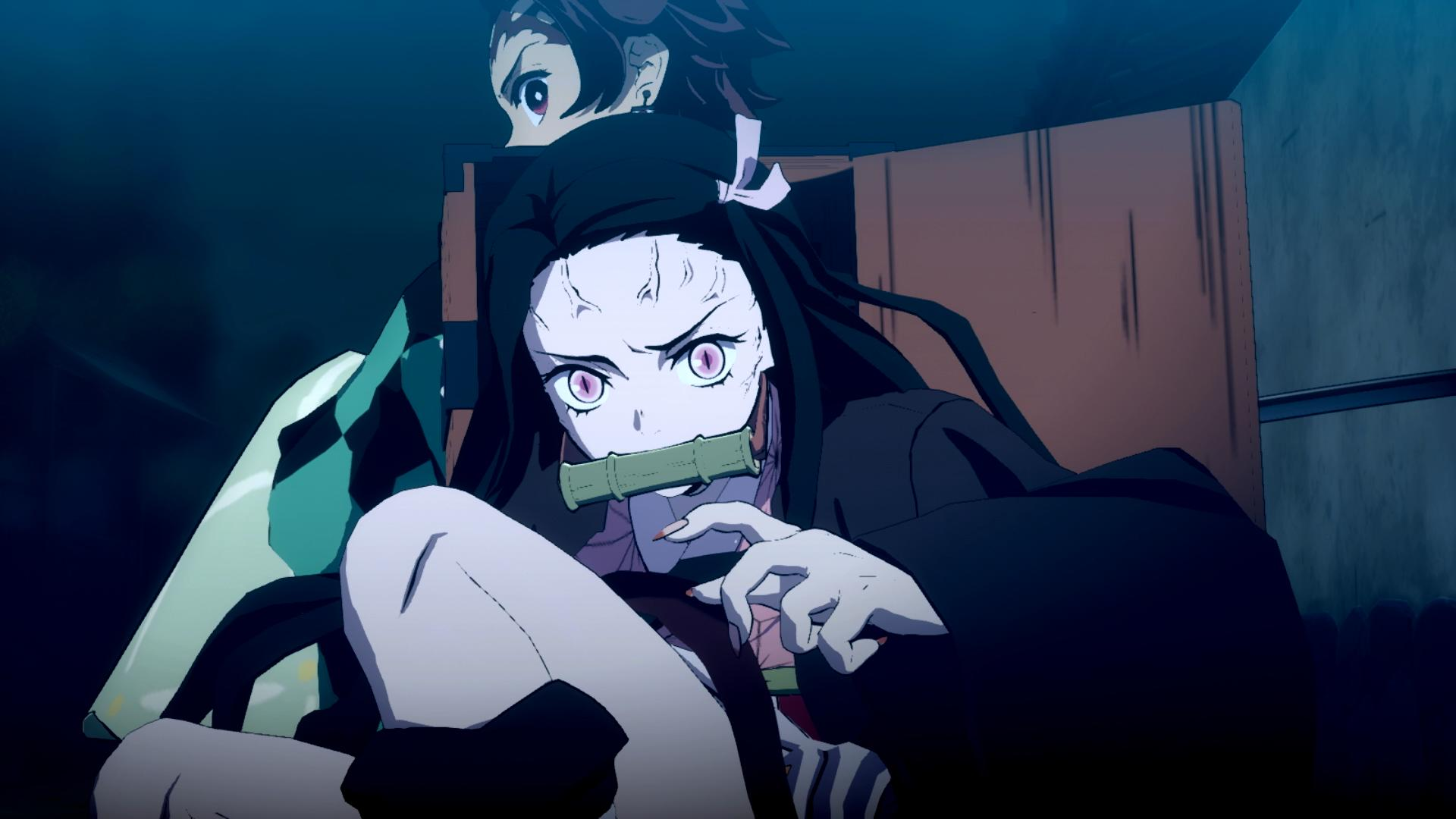 Nezuko mit Bambusmundstück und Tanjiro im Hintergrund, dunkle Szene.