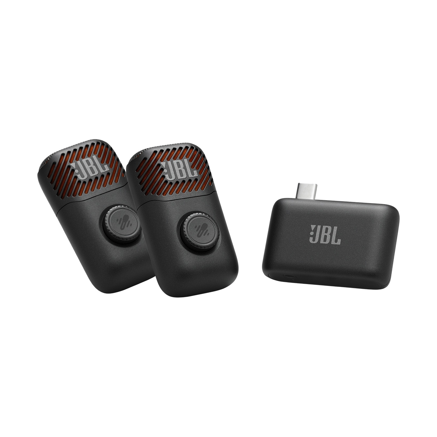 Due microfoni JBL neri con griglie rosse e un trasmettitore USB-C nero.