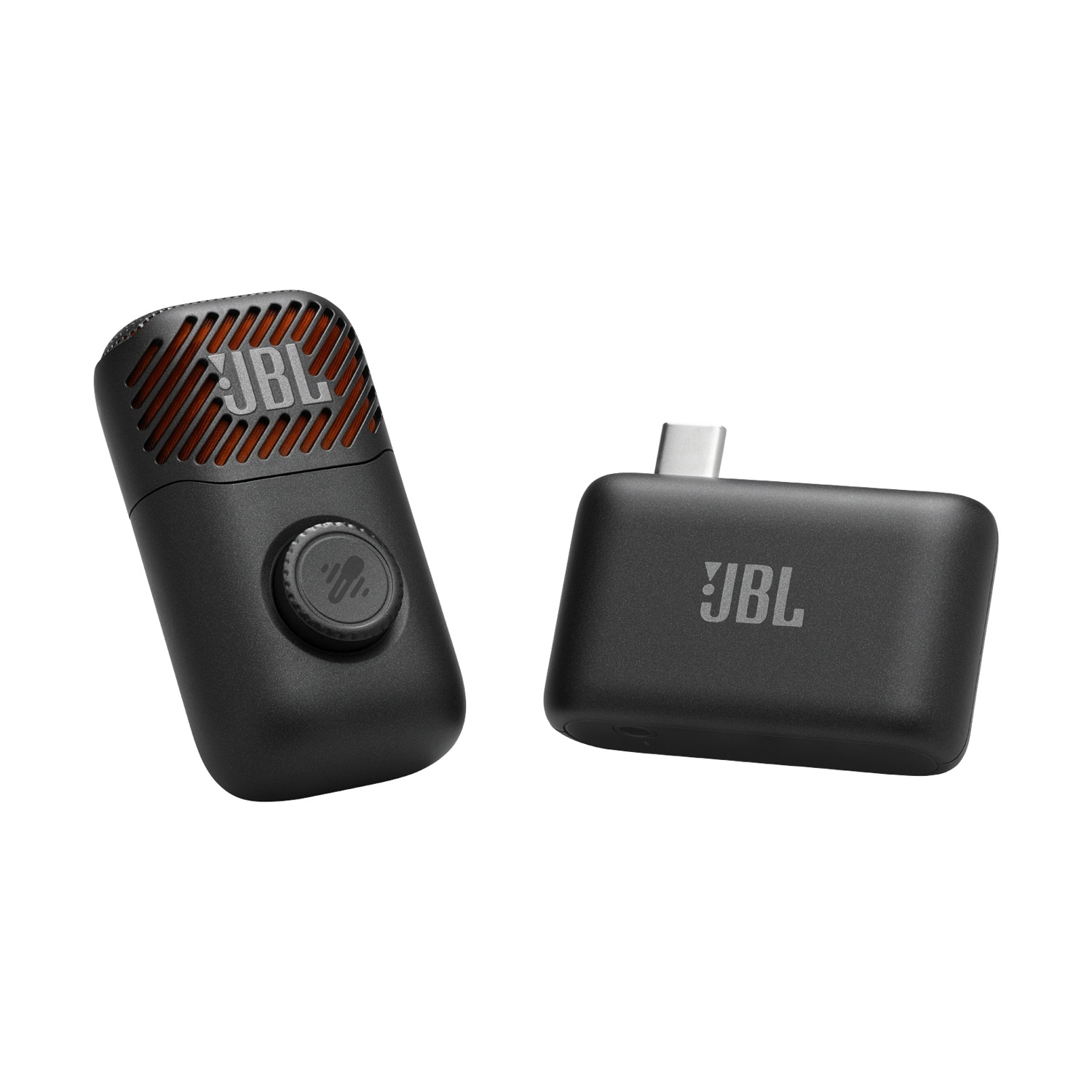 Due dispositivi audio JBL neri: un microfono con griglia arancione, un trasmettitore USB-C.